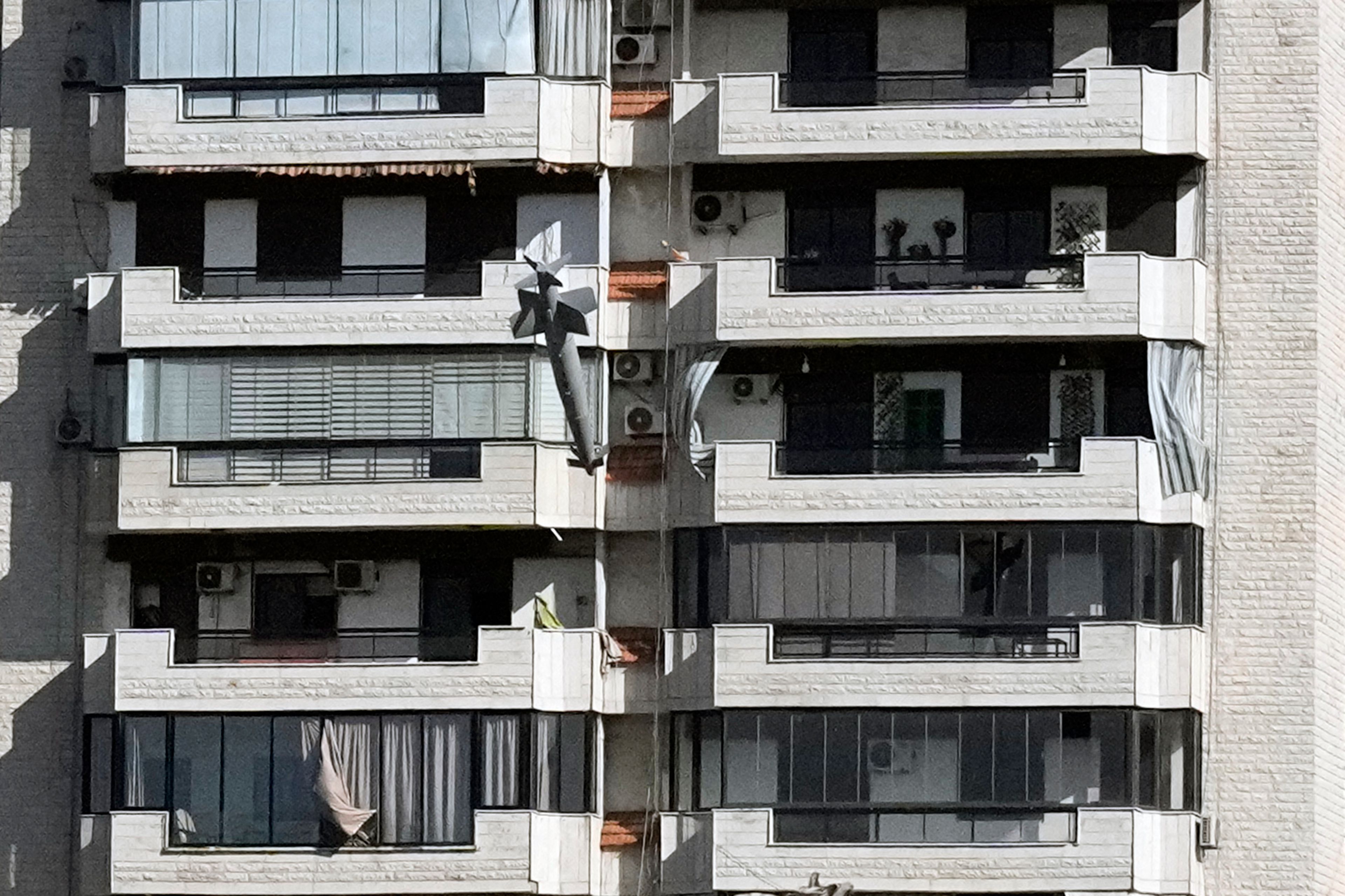 CAPTION CORRECTS TYPE OF MUNITION A bomb dropped from an Israeli jet hits a building in Ghobeiri, Beirut, Lebanon, Tuesday, Oct. 22, 2024. (AP Photo/Bilal Hussein)