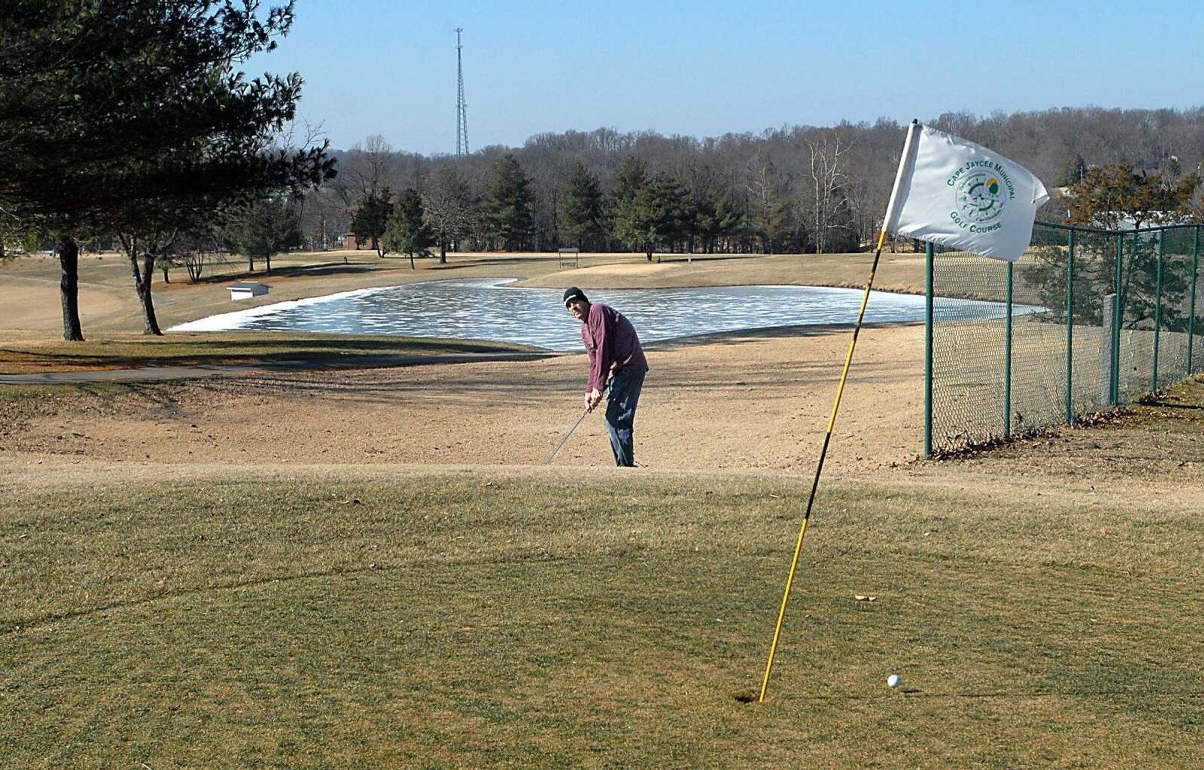 KIT DOYLE ~ kdoyle@semissourian.com
Aaron Collier braves the cold and chips onto the sixth hole winter green Wednesday morning, January 21, 2009, at the Cape Girardeau Jaycee Municipal Golf Course. The lake behind Collier will be expanded as part of renovations to the course.