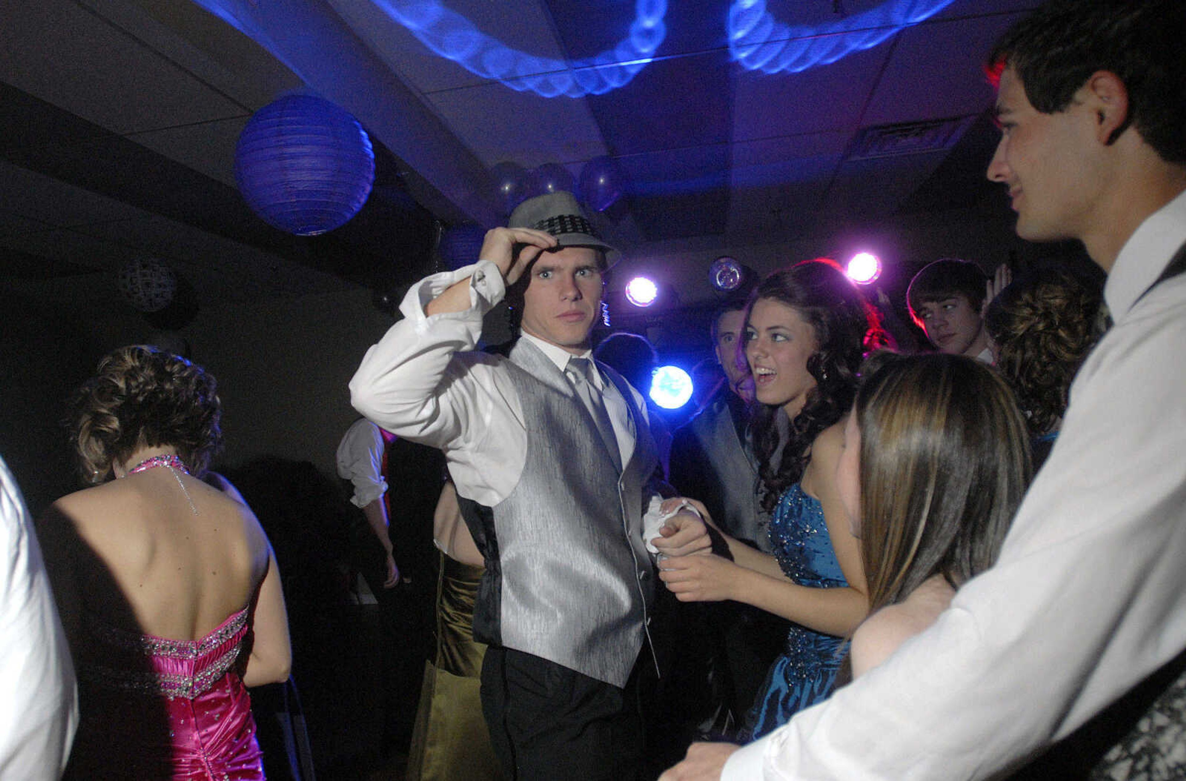 LAURA SIMON~lsimon@semissourian.com
Woodland High School Prom "A Night to Remember" at Dockside the Upper Deck in Cape Girardeau Saturday, April 10, 2010.