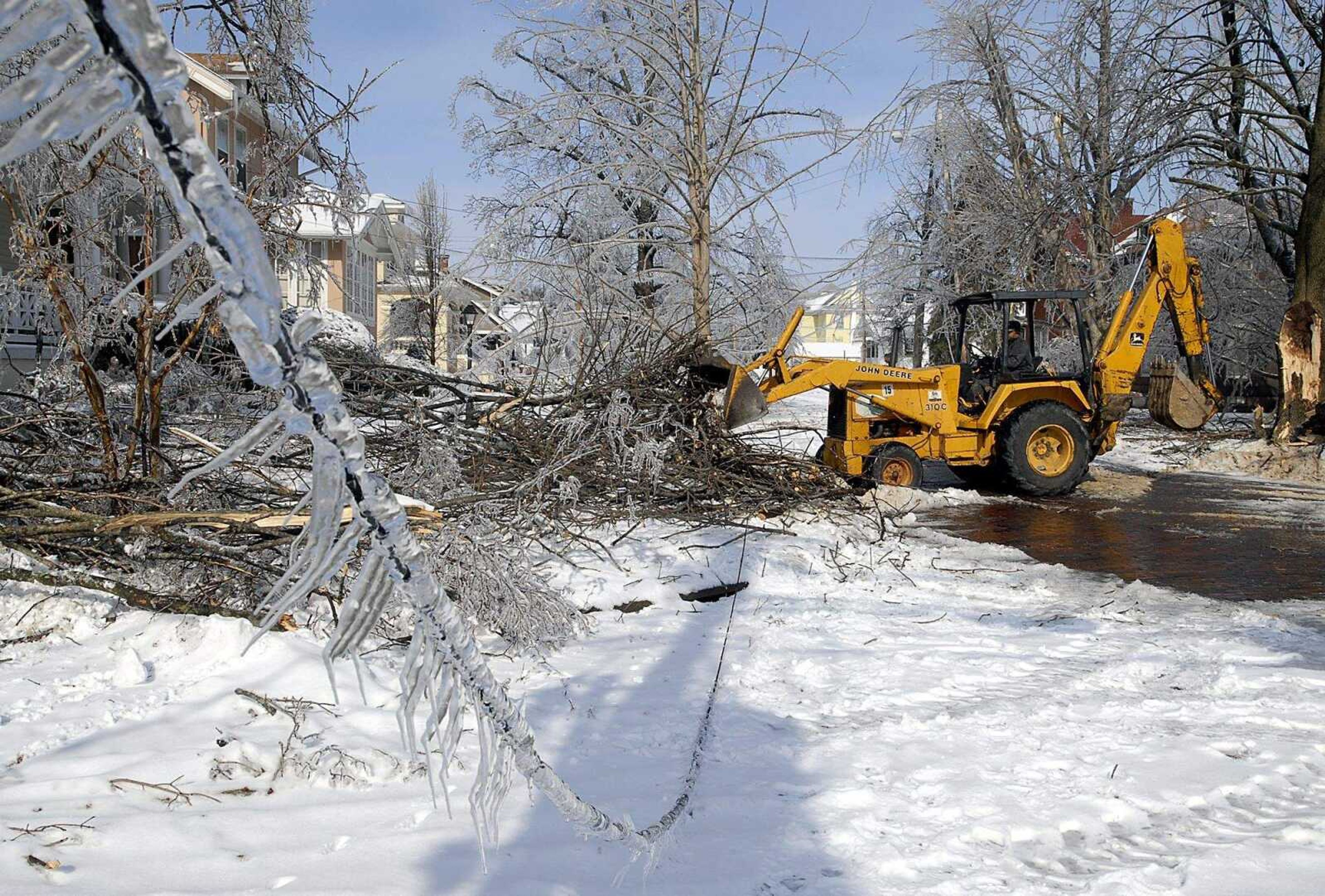 KIT DOYLE ~ kdoyle@semissourian.com
Cairo city councilman Lorenzo Nelson clears roads with a piece of city machinery Friday morning, January 30, 2009, in Cairo.