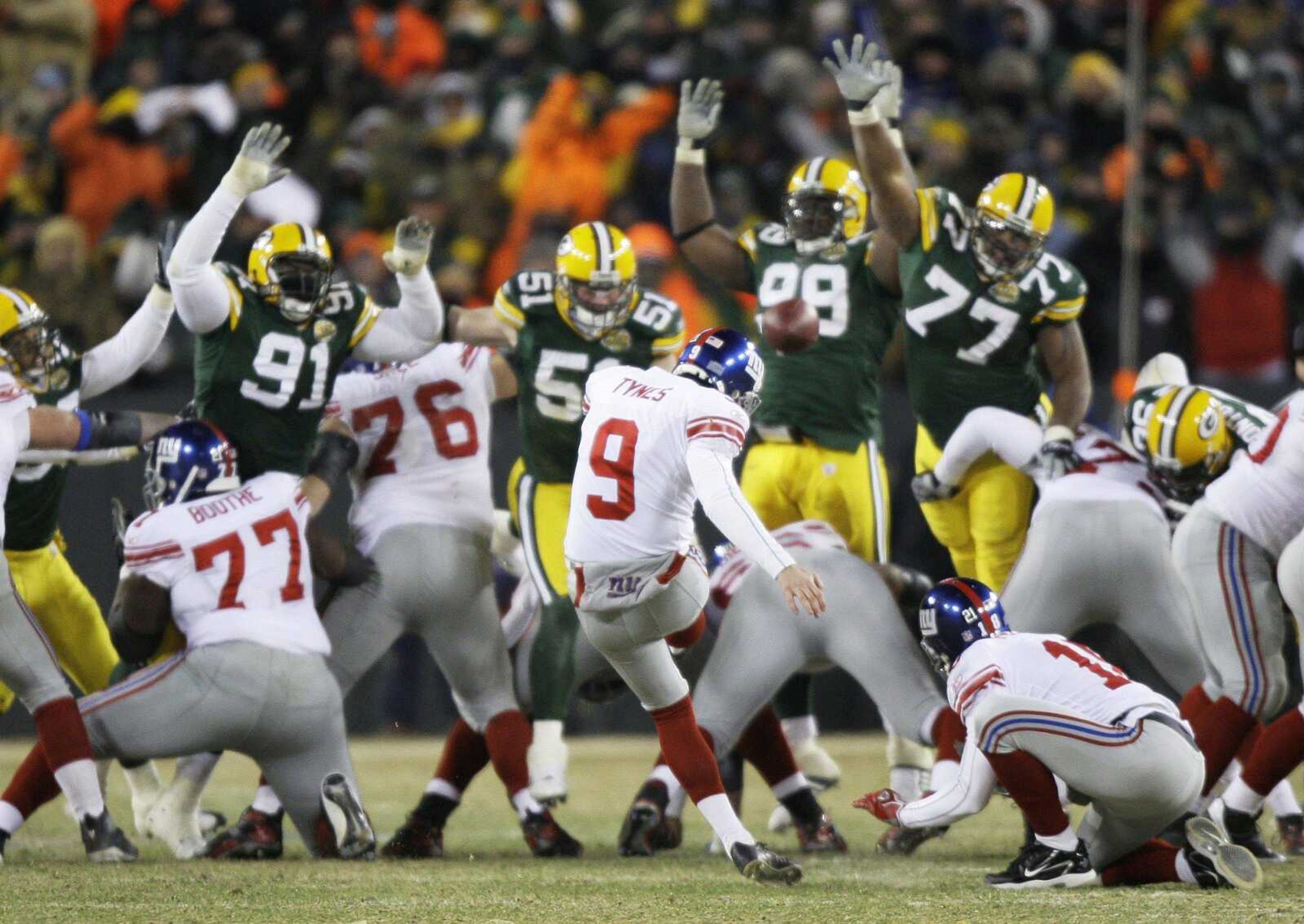 The New York Giants' Lawrence Tynes kicked the game-winning field goal in overtime Sunday in Green Bay, Wis. (DAVID J. PHILLIP ~ Associated Press)