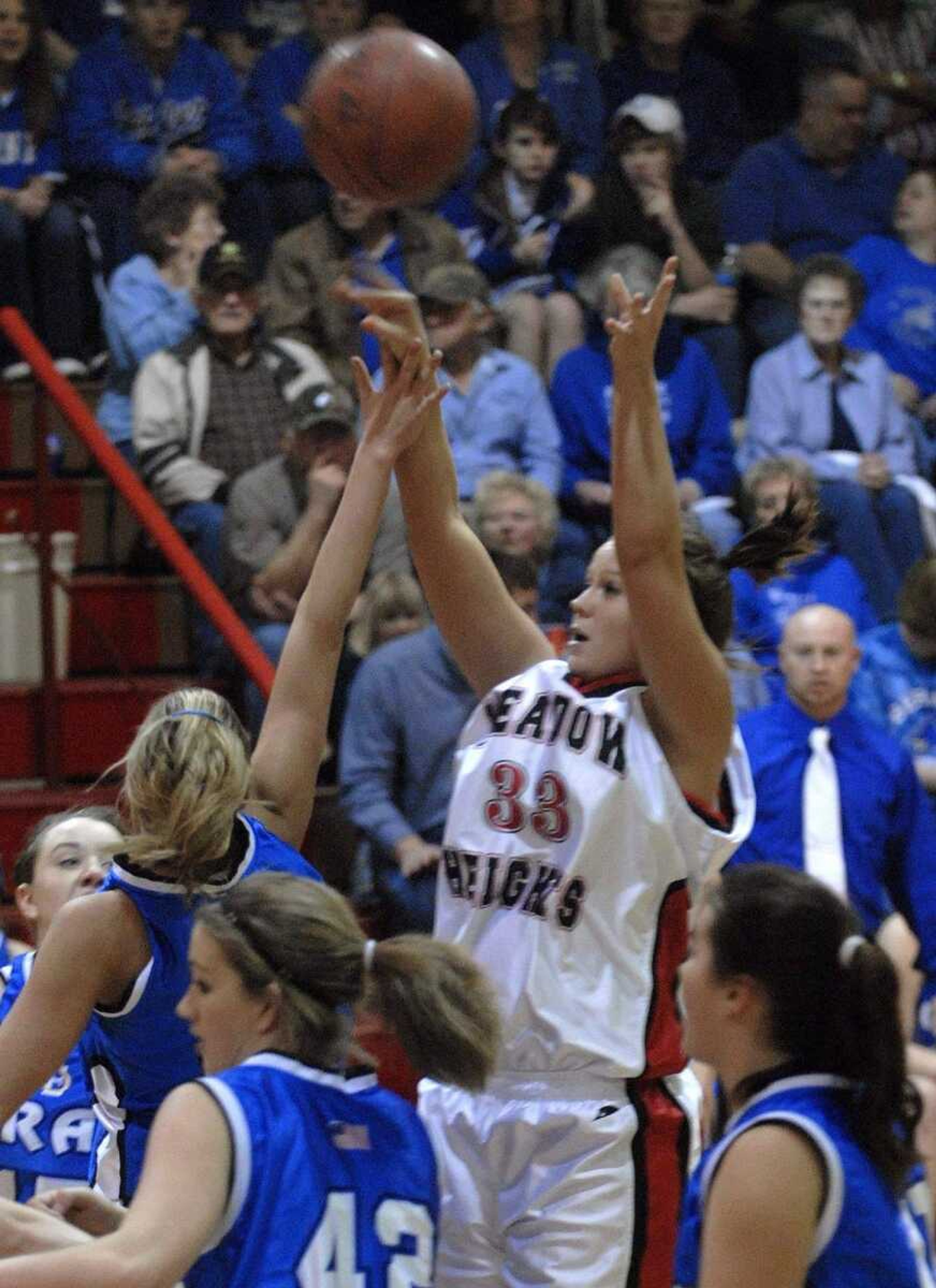 FRED LYNCH ~ flynch@semissourian.com<br>Meadow Heights' Chelsey Kight shoots against Oran during the first quarter in the Class 2 District 3 championship game Thursday at Chaffee.