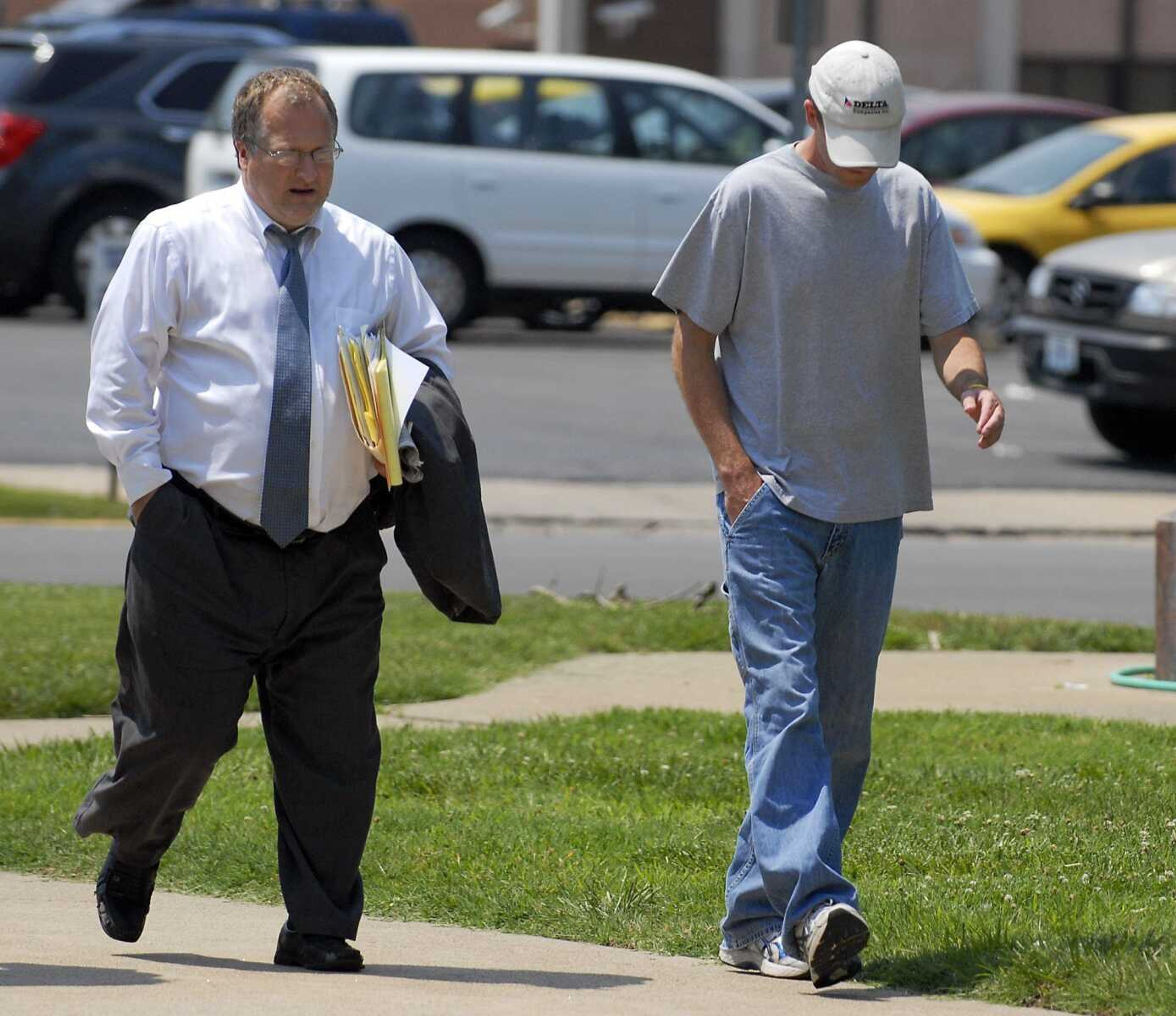 Clay Waller, right, walks into the Cape Girardeau Common Pleas Courthouse with attorney Scott Reynolds before a custody hearing on Tuesday, June 7 2011. (Kristin Eberts)