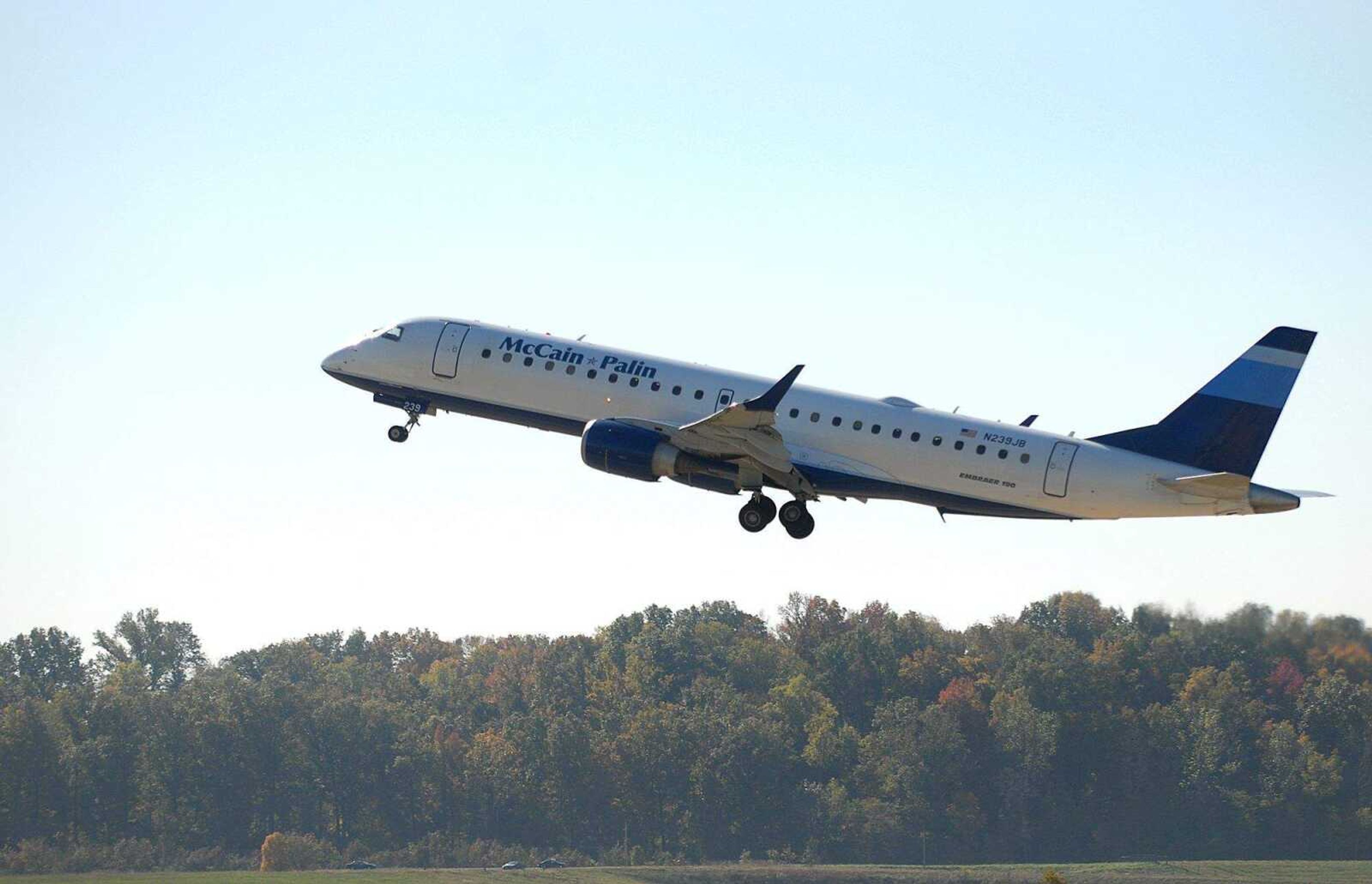 AARON EISENHAUER ~ aeisenhauer@semissourian.com
With Palin and staff on board, the McCain/Palin plane takes off.