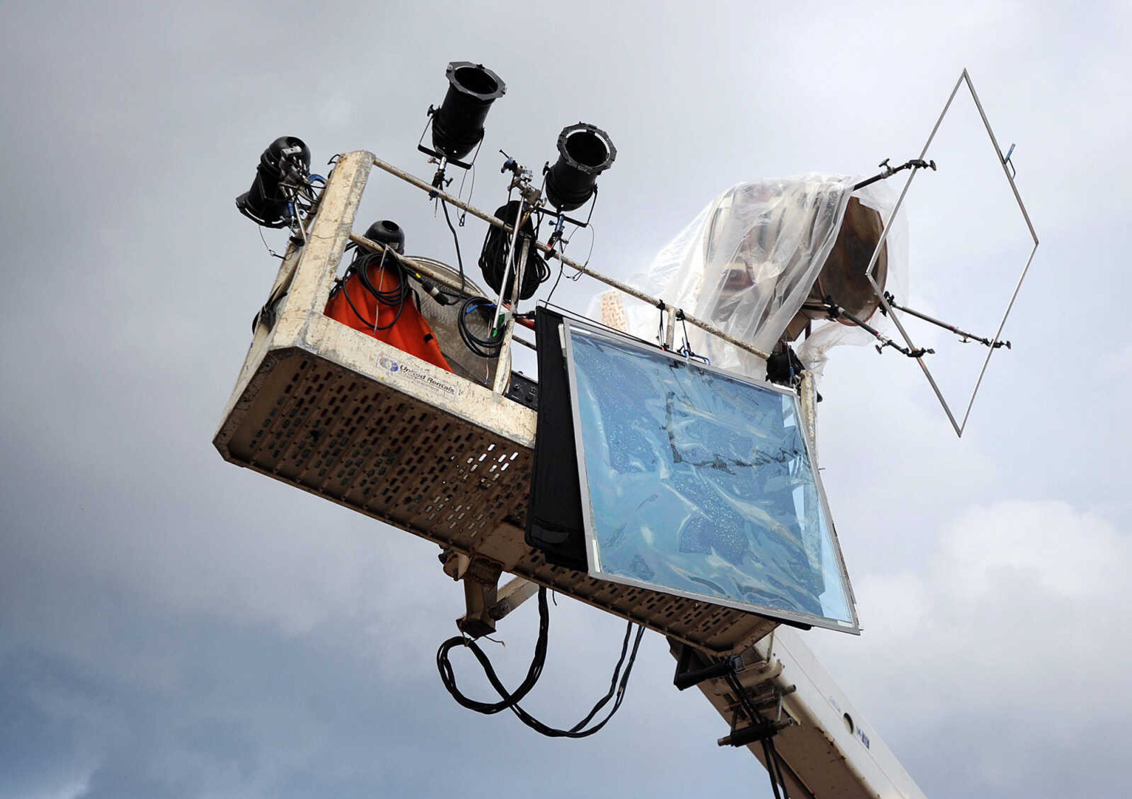 LAURA SIMON ~ lsimon@semissourian.com

Lights for 20th Century Fox's feature film "Gone Girl" are raised up high to illuminate the area around the Common Pleas Courthouse, Thursday, Oct. 3, 2013, in Cape Girardeau.