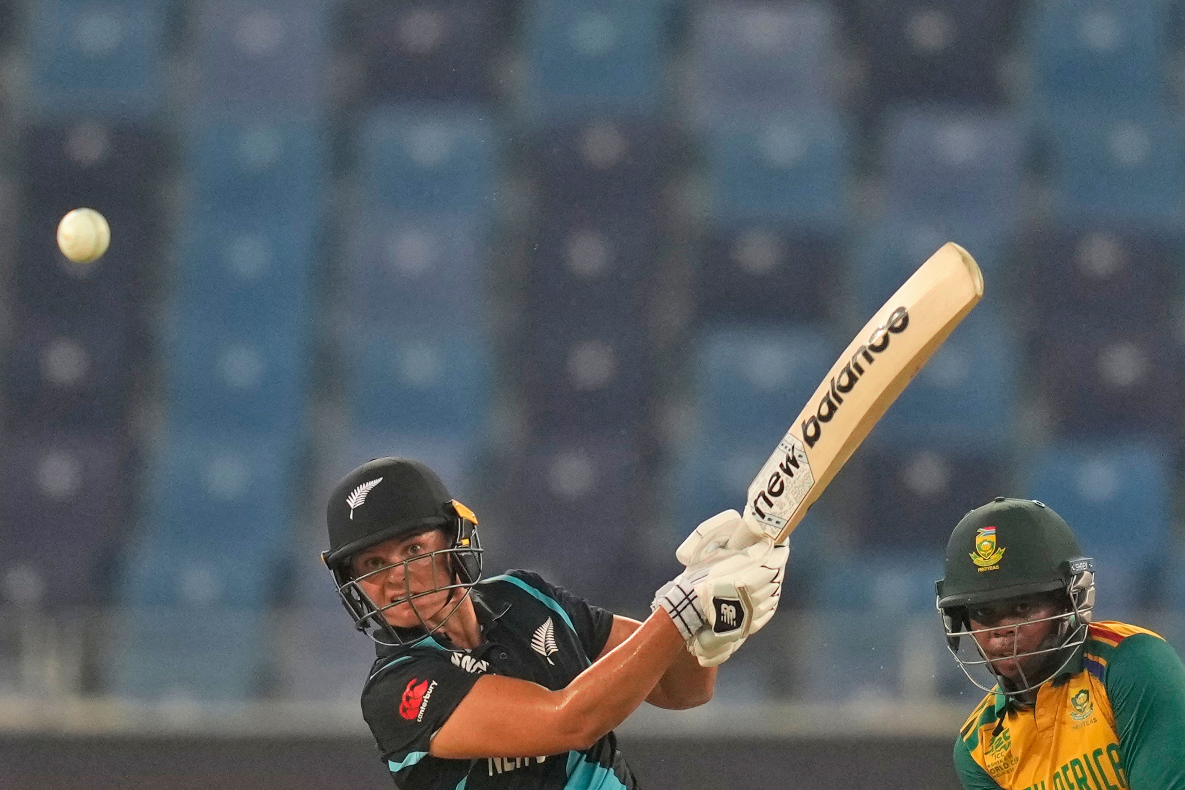 New Zealand's Suzie Bates plays a shot during the ICC Women's T20 World Cup 2024 final match between New Zealand and South Africa at Dubai, United Arab Emirates, Sunday, Oct. 20, 2024. (AP Photo/Altaf Qadri)