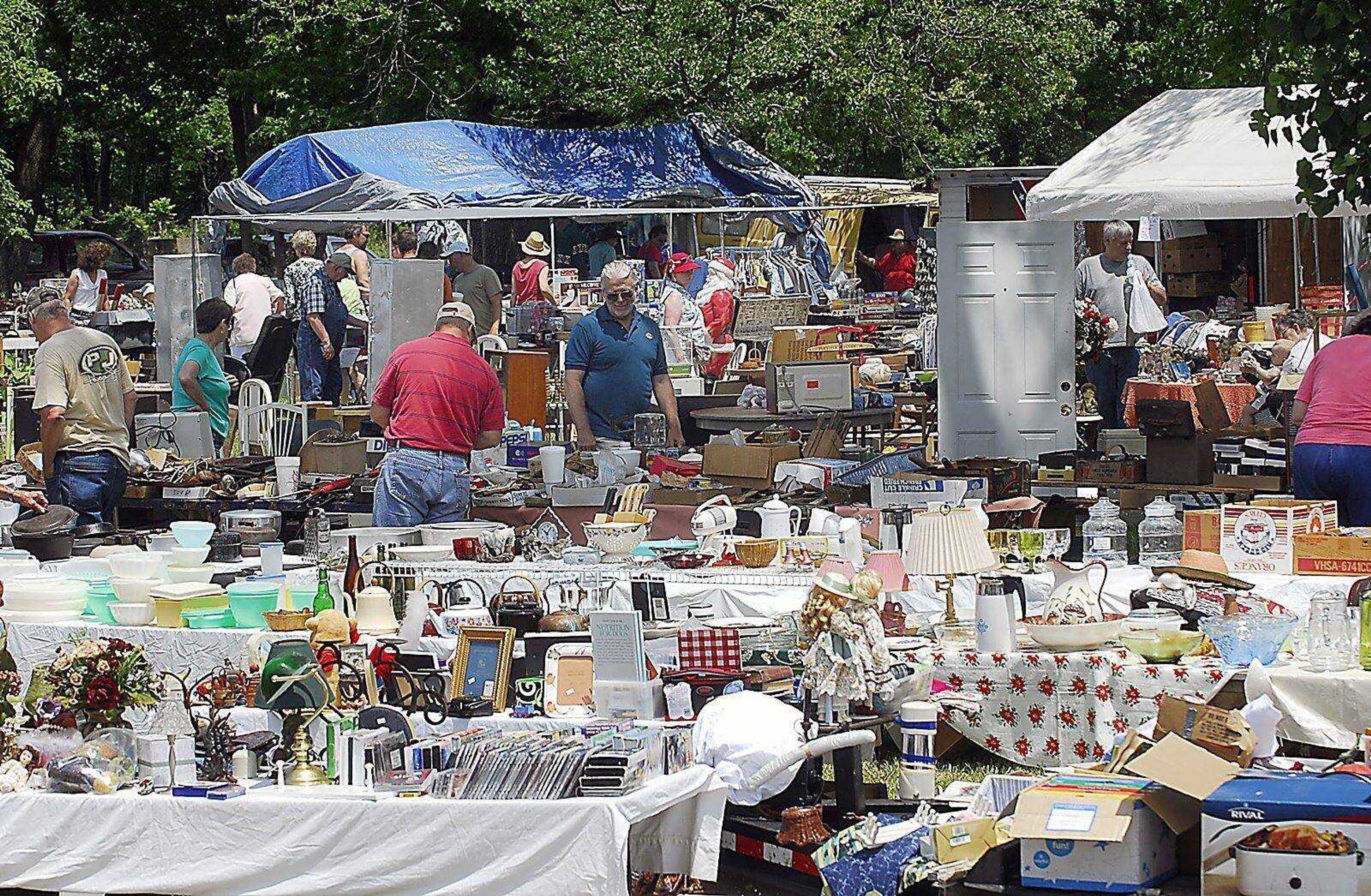 People flock to the large number of vendors at the intersection of highways 25 and 77 Thursday, May 21, 2009, on the first day of the 100-Mile Yard Sale. The sale will continue through Monday. (KIT DOYLE)