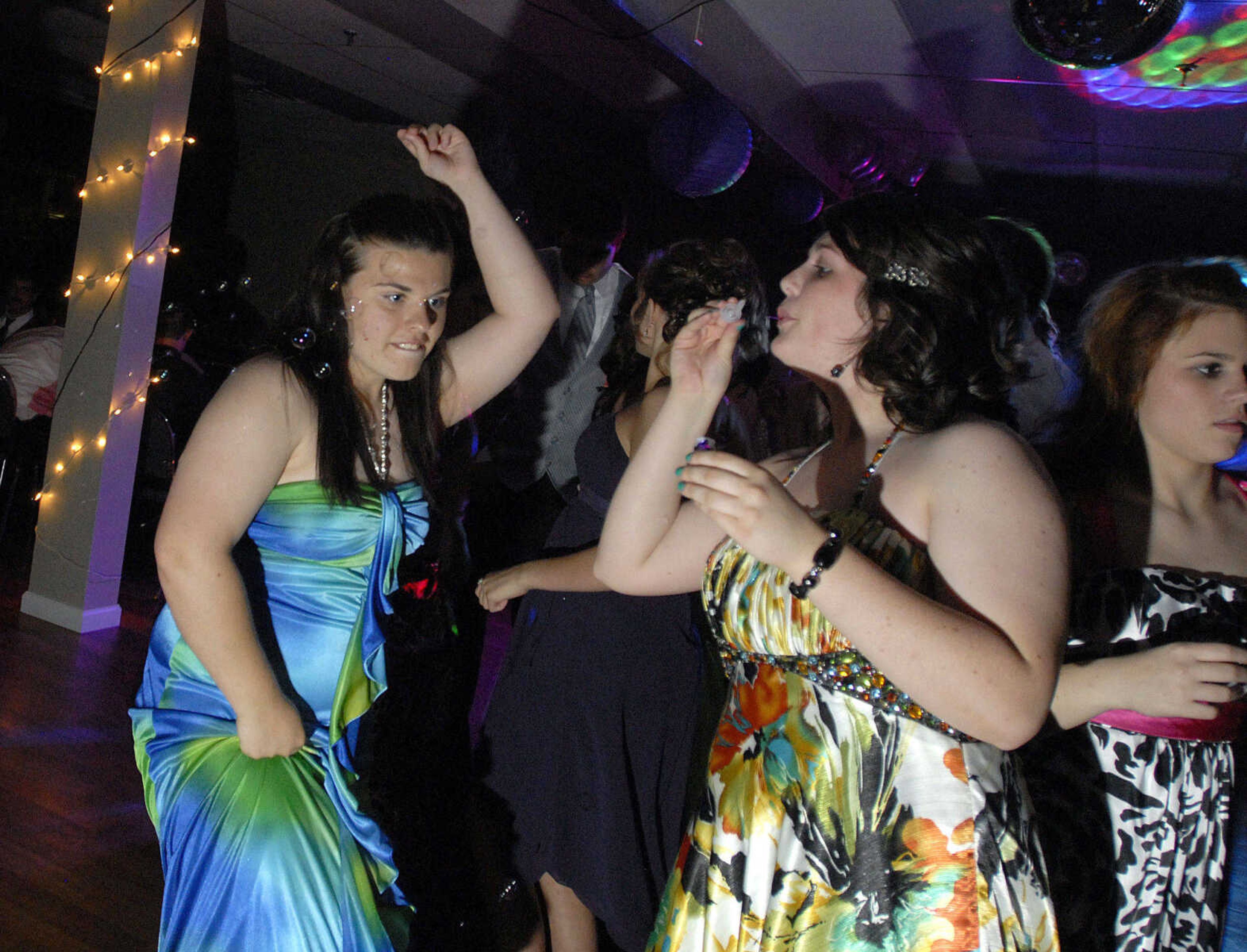 LAURA SIMON~lsimon@semissourian.com
Woodland High School Prom "A Night to Remember" at Dockside the Upper Deck in Cape Girardeau Saturday, April 10, 2010.