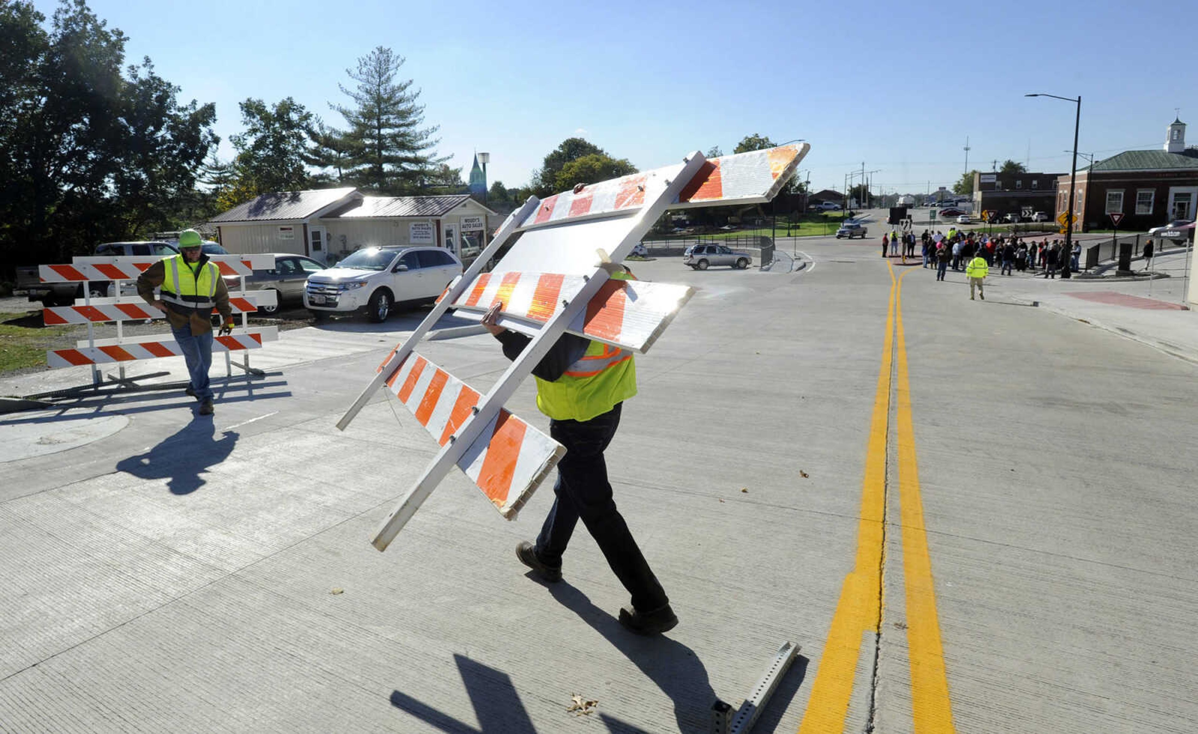 FRED LYNCH ~ flynch@semissourian.com
Workers open the north leg of U.S. 61 after a ribbon-cutting ceremony was held Friday, Oct. 21, 2016 at the new roundabout at East Main Street and Hope Street in Jackson. The Missouri Highway and Transportation Commission awarded a $2,007,816 contract to Fronabarger Concreters, Inc. for the improvement project that began in May. The city of Jackson and MoDOT split the cost equally.