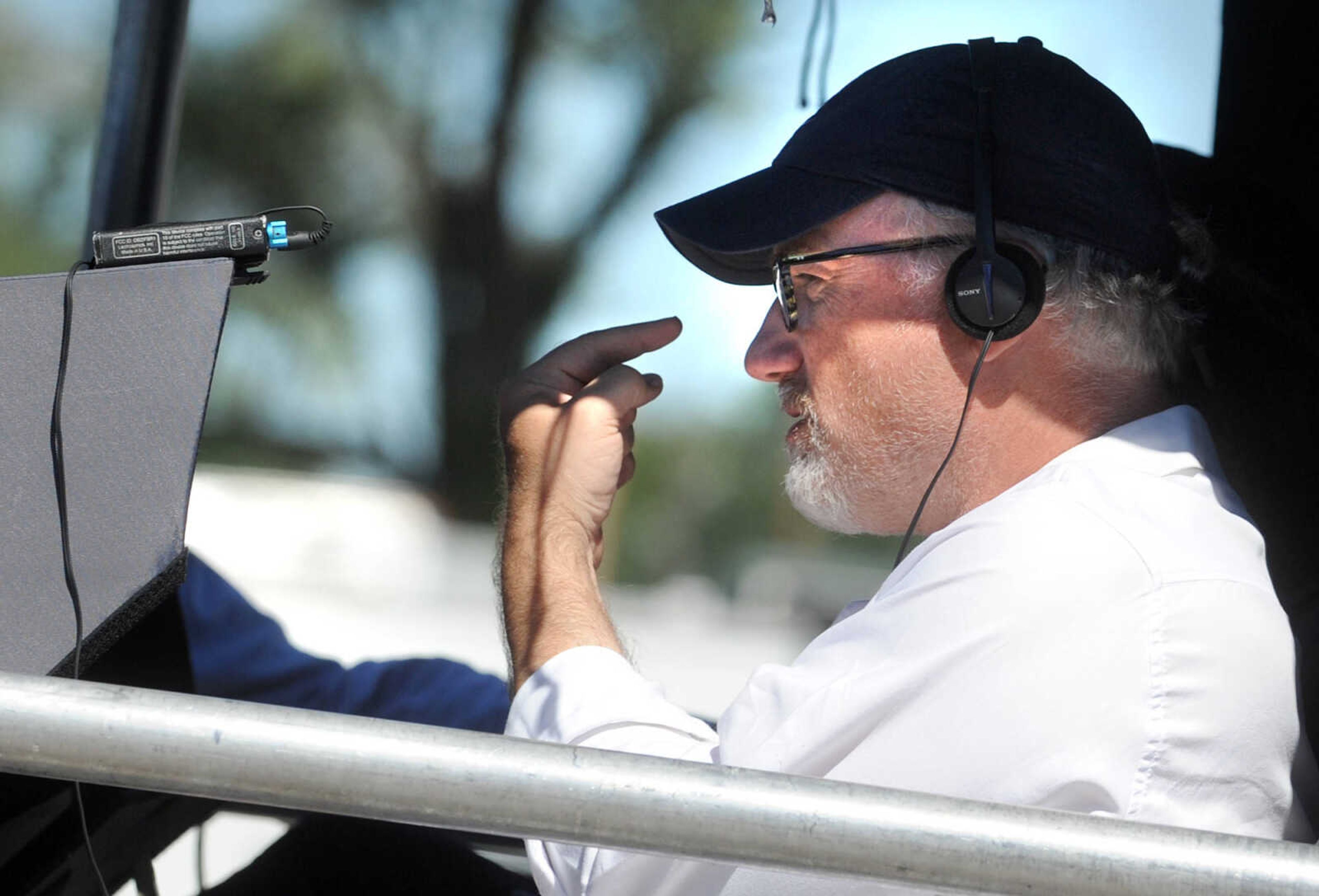 LAURA SIMON ~ lsimon@semissourian.com

A man believed to be director David Fincher, directs a car scene for 20th Century Fox's feature film "Gone Girl", near the Bill Emerson Memorial Bridge, Monday, Sept. 23, 2013, in Cape Girardeau.