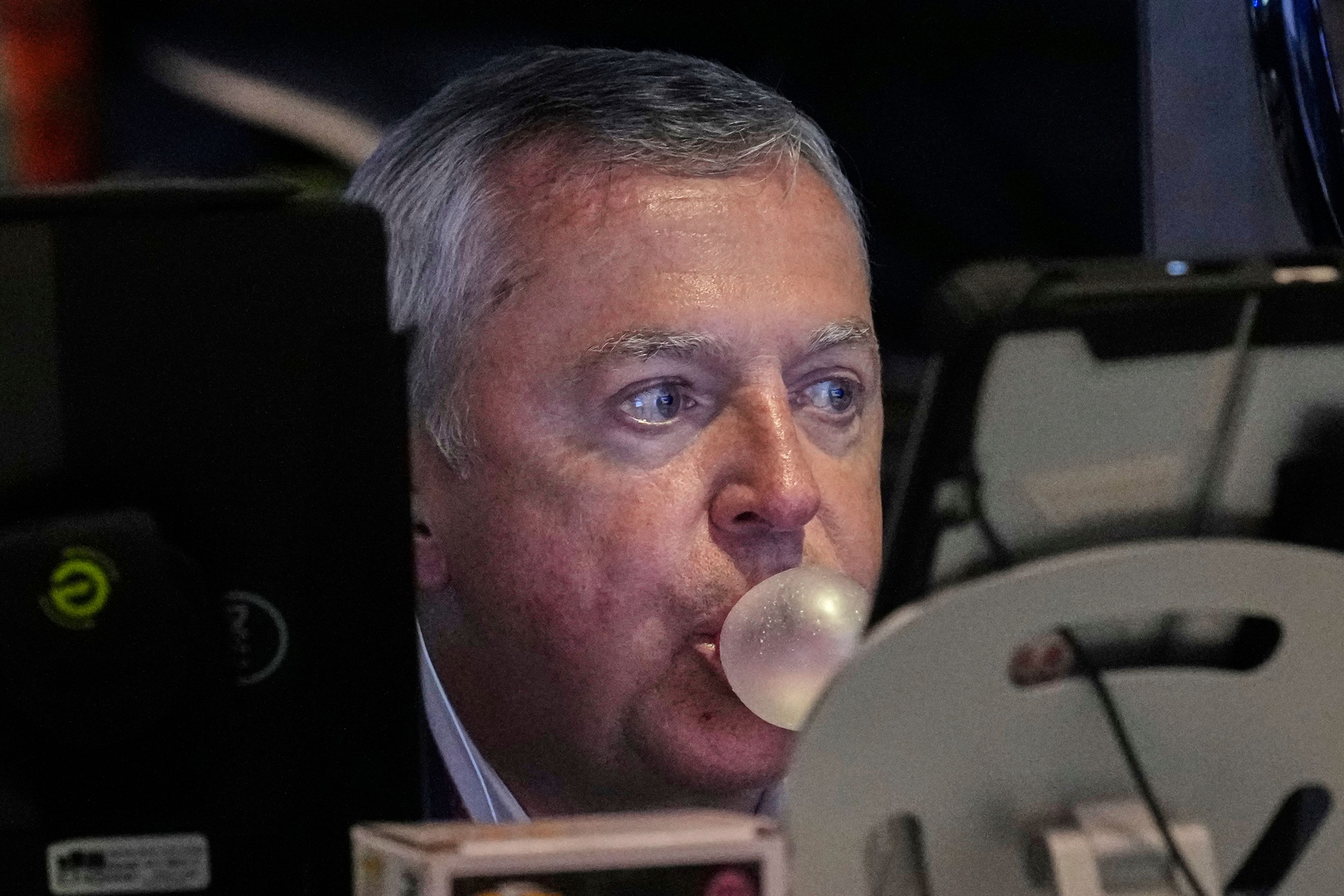 Asian shares gain as investors keep an eye on China-US trade talks