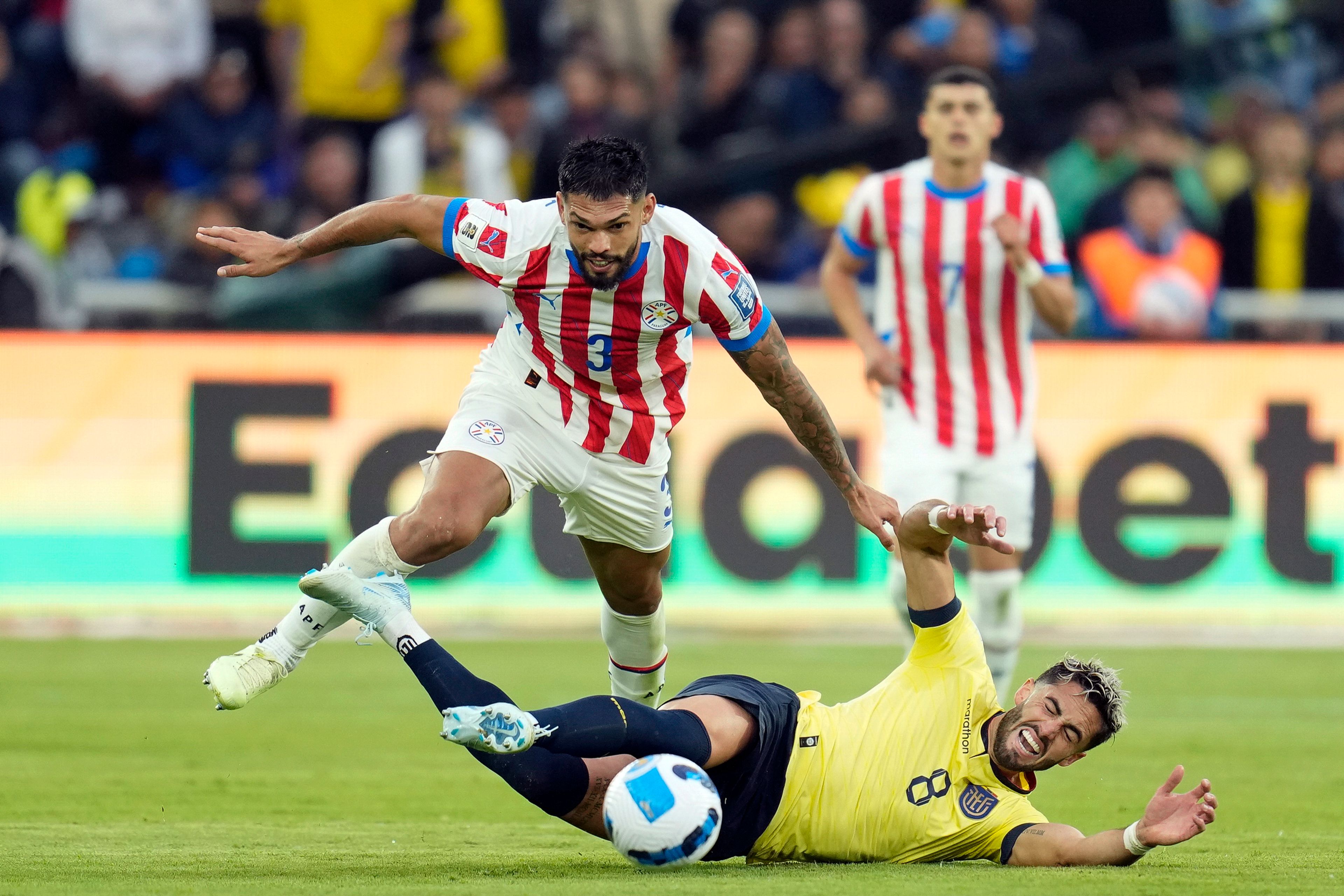 Ecuador's Leonardo Campana fights for the ball with Paraguay's Omar Alderete during a qualifying soccer match for the FIFA World Cup 2026 at Rodrigo Paz Delgado stadium in Quito, Ecuador, Thursday, Oct. 10, 2024. (AP Photo/Dolores Ochoa)