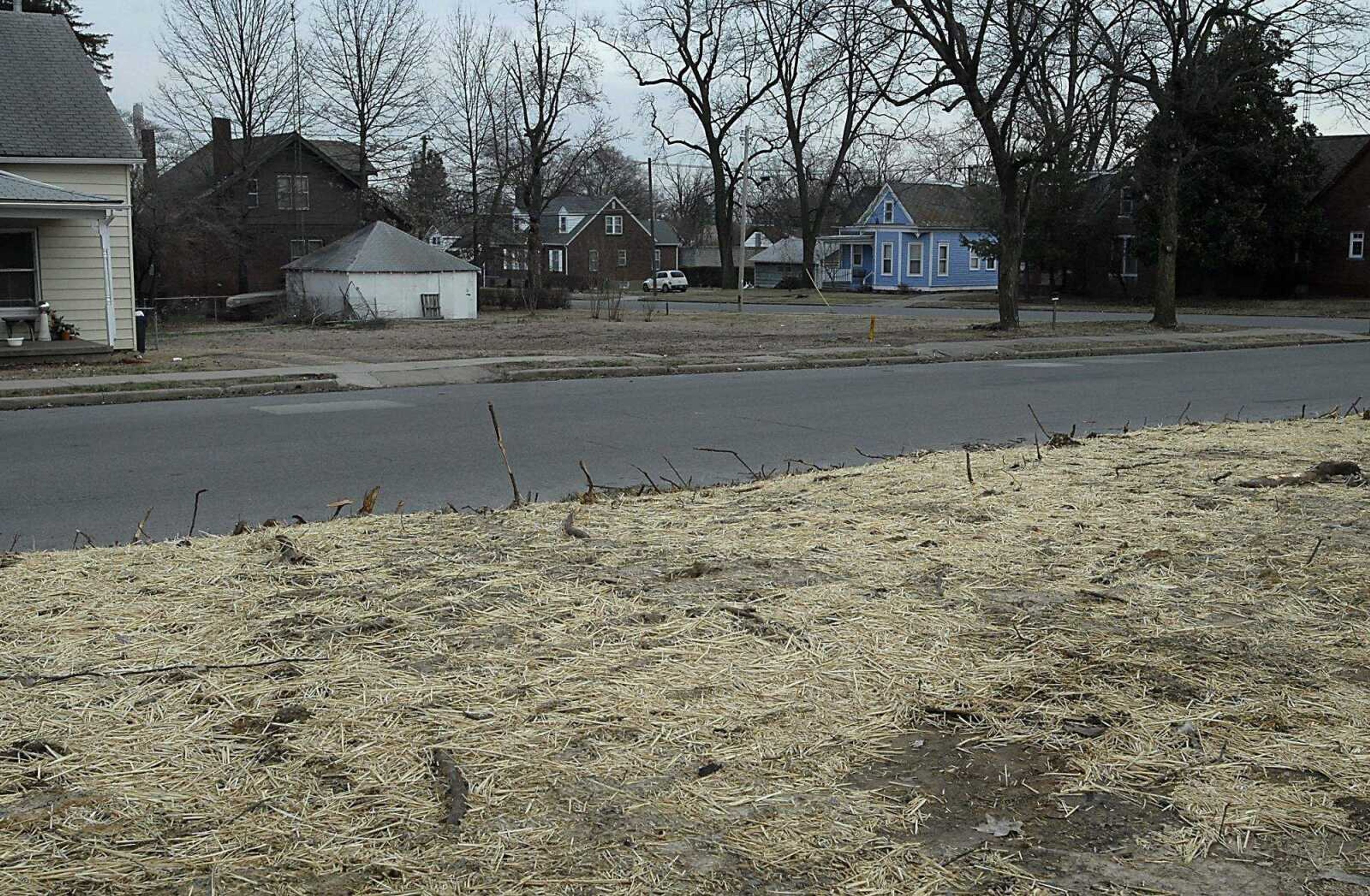 KIT DOYLE ~ kdoyle@semissourian.com
The empty lot of where a home once stood at 321 South Ellis, right, which is across from 338, where another burned house has been torn down.