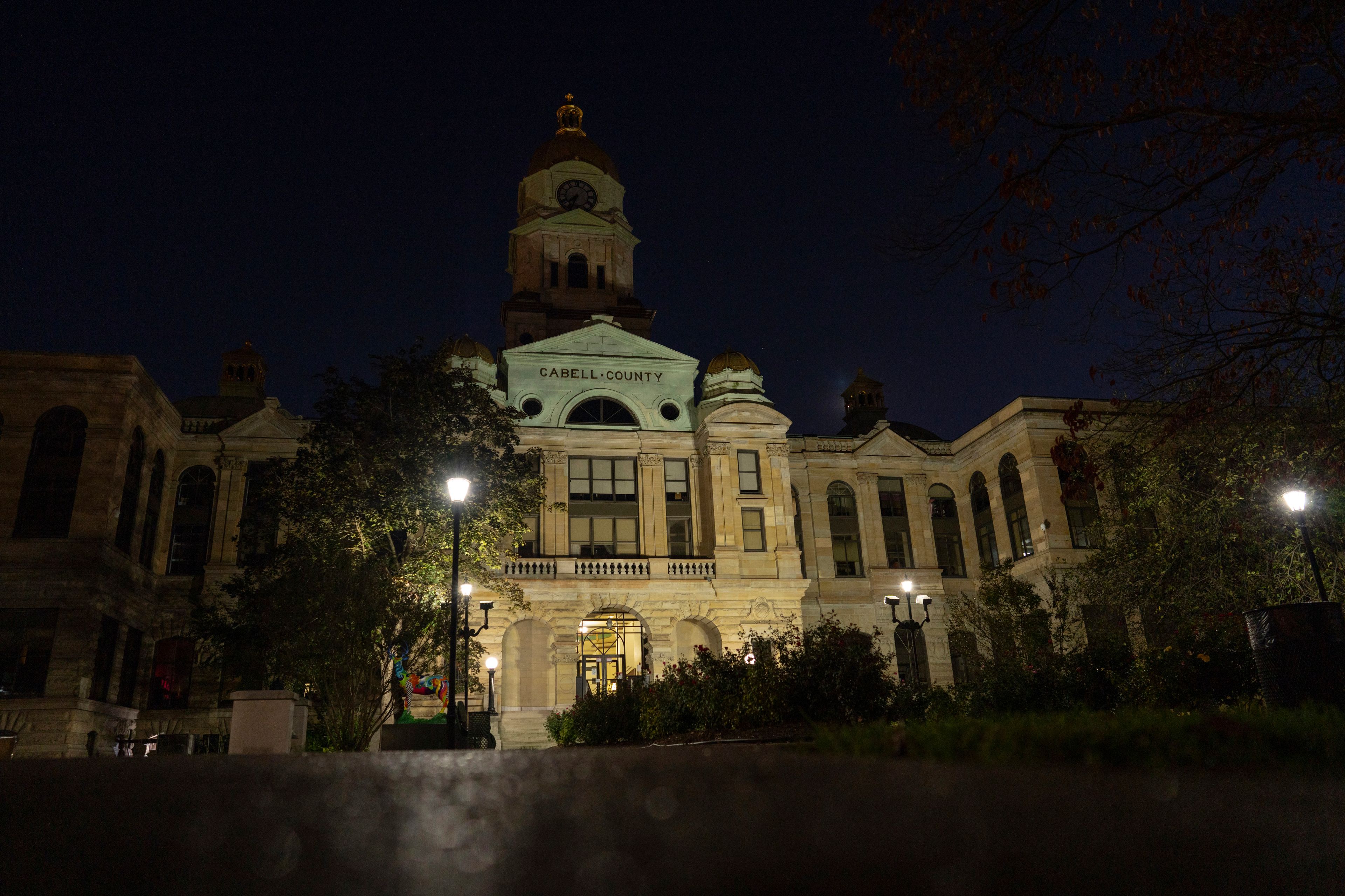 The courtyard outside the Cabell County Courthouse sits empty after hours, Wednesday, Oct. 9, 2024, in Huntington, W. Va. (AP Photo/Carolyn Kaster)