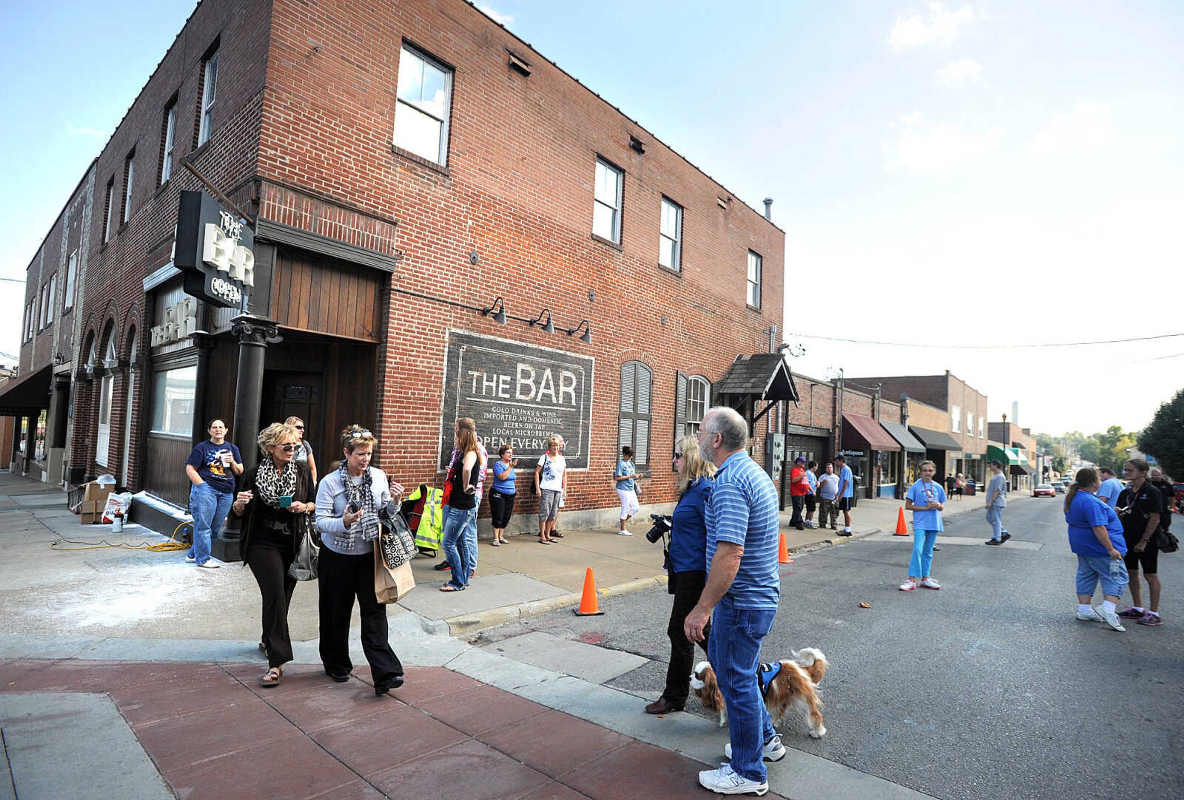 LAURA SIMON ~ lsimon@semissourian.com

People flock to the corner of Spanish and Themis streets to check out the outside of The Bar and to watch "Gone Girl" crew members add "snow" to the lawn and steps of the Common Pleas Courthouse on Friday, Oct. 11, 2013, in Cape Girardeau.