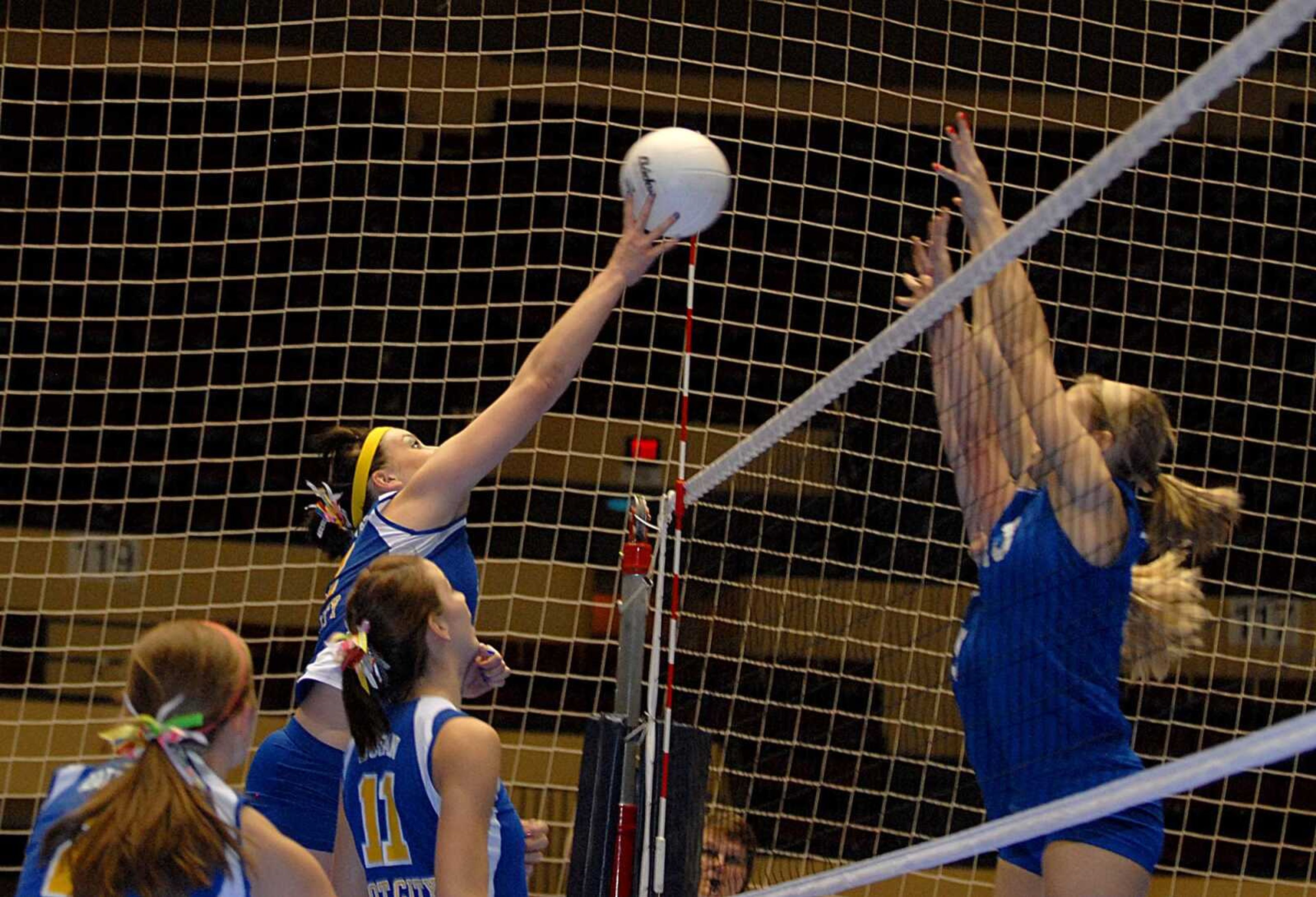 AARON EISENHAUER ~ aeisenhauer@semissourian.com
Anna Laitinen tips the ball over the net.