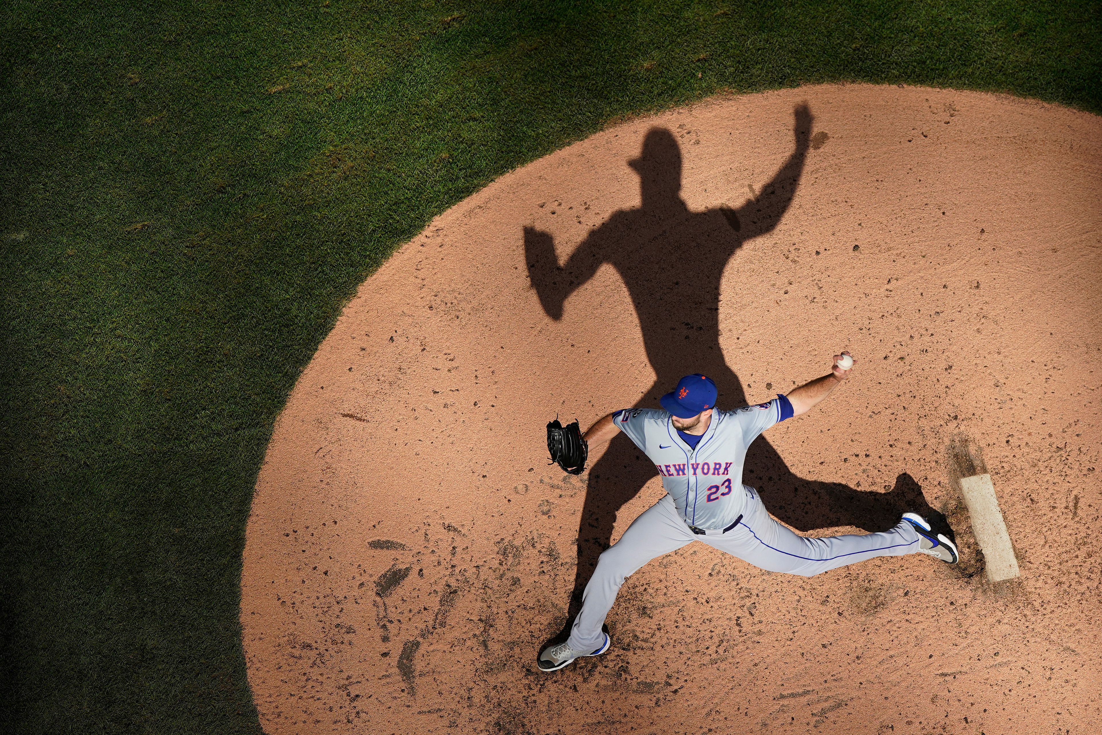 New York Mets' David Peterson pitches during the fourth inning of a baseball game against the Milwaukee Brewers, Sunday, Sept. 29, 2024, in Milwaukee. (AP Photo/Aaron Gash)