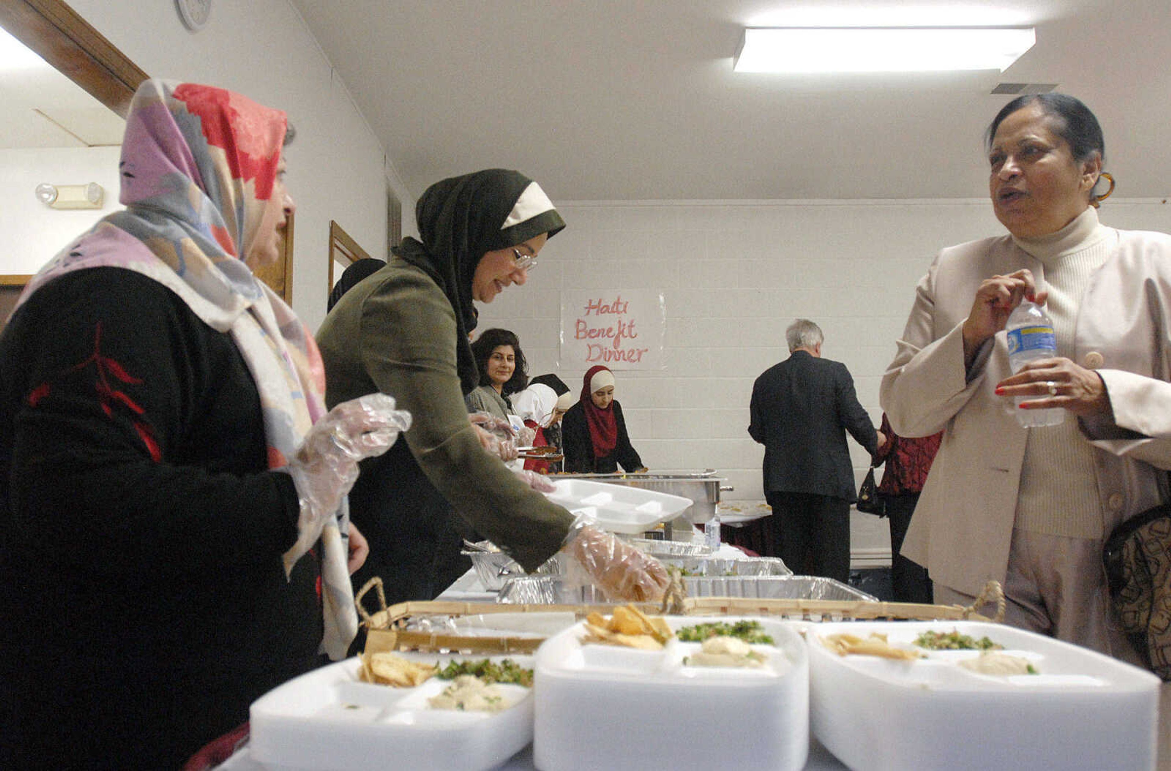 LAURA SIMON~lsimon@semissourian.com
Kay Amer, left, speaks with Adiba Chowdhury during the Islamic Center's Haiti benefit dinner Sunday, February 21, 2010. The center welcomed 375 guests to the benefit dinner in Cape Girardeau.