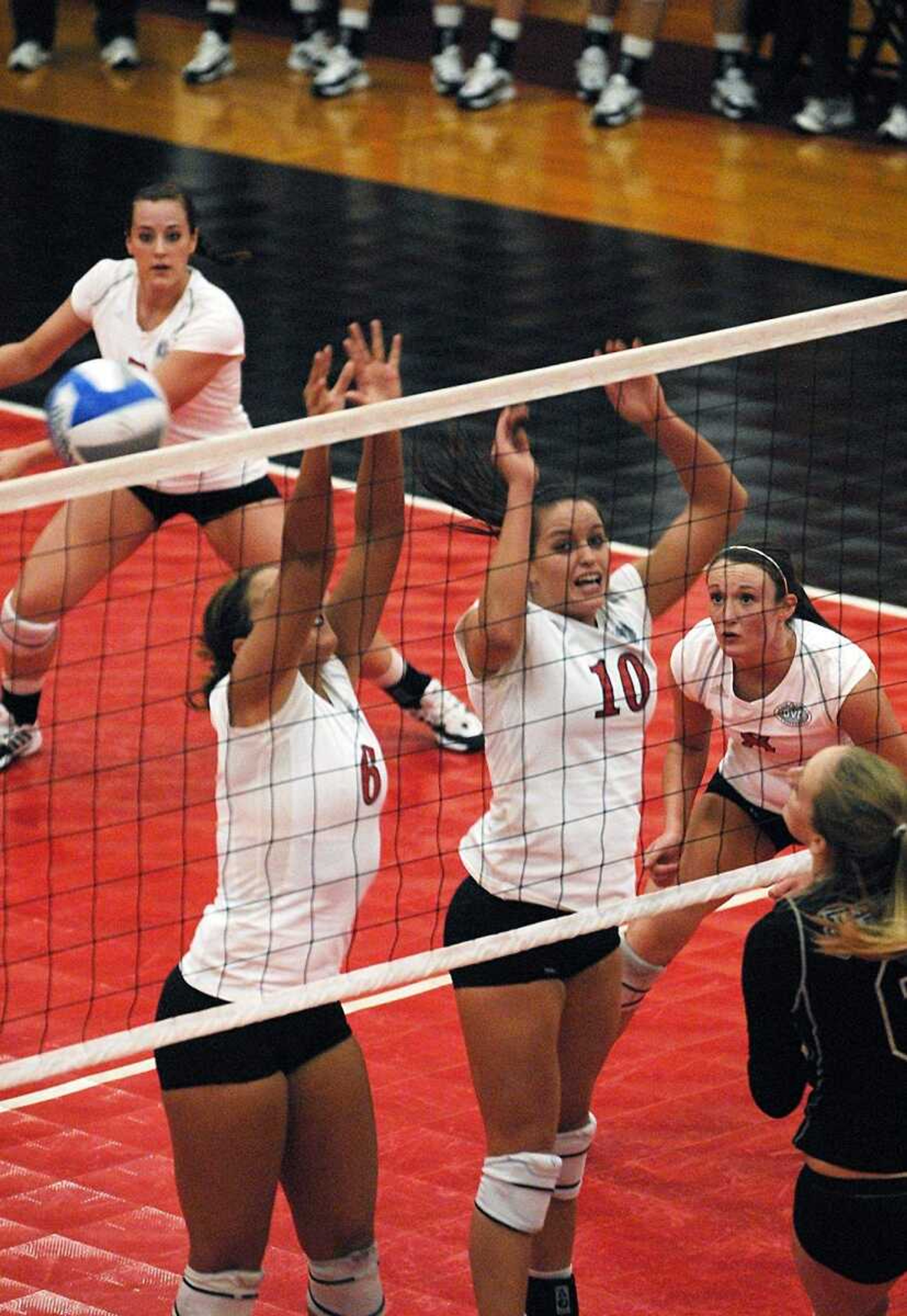 CHUCK WU ~ cwu@semissourian.com
Amanda Rickhoff and Kim Unnerstall of SEMO misses the block againist Tennessee Tech player.