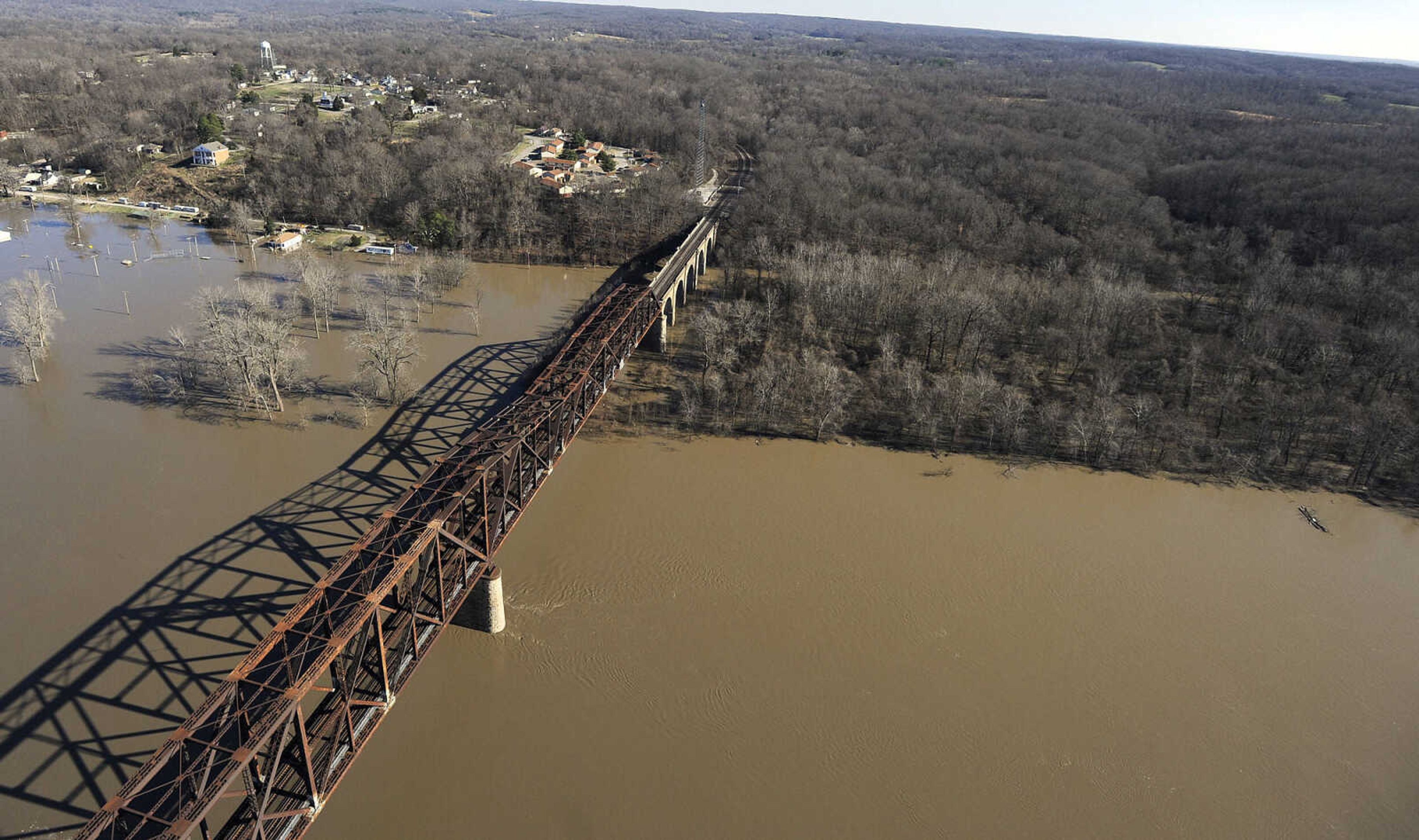 LAURA SIMON ~ lsimon@semissourian.com

The swollen Mississippi River is seen at Thebes, Illinois, Saturday, Jan. 2, 2016.