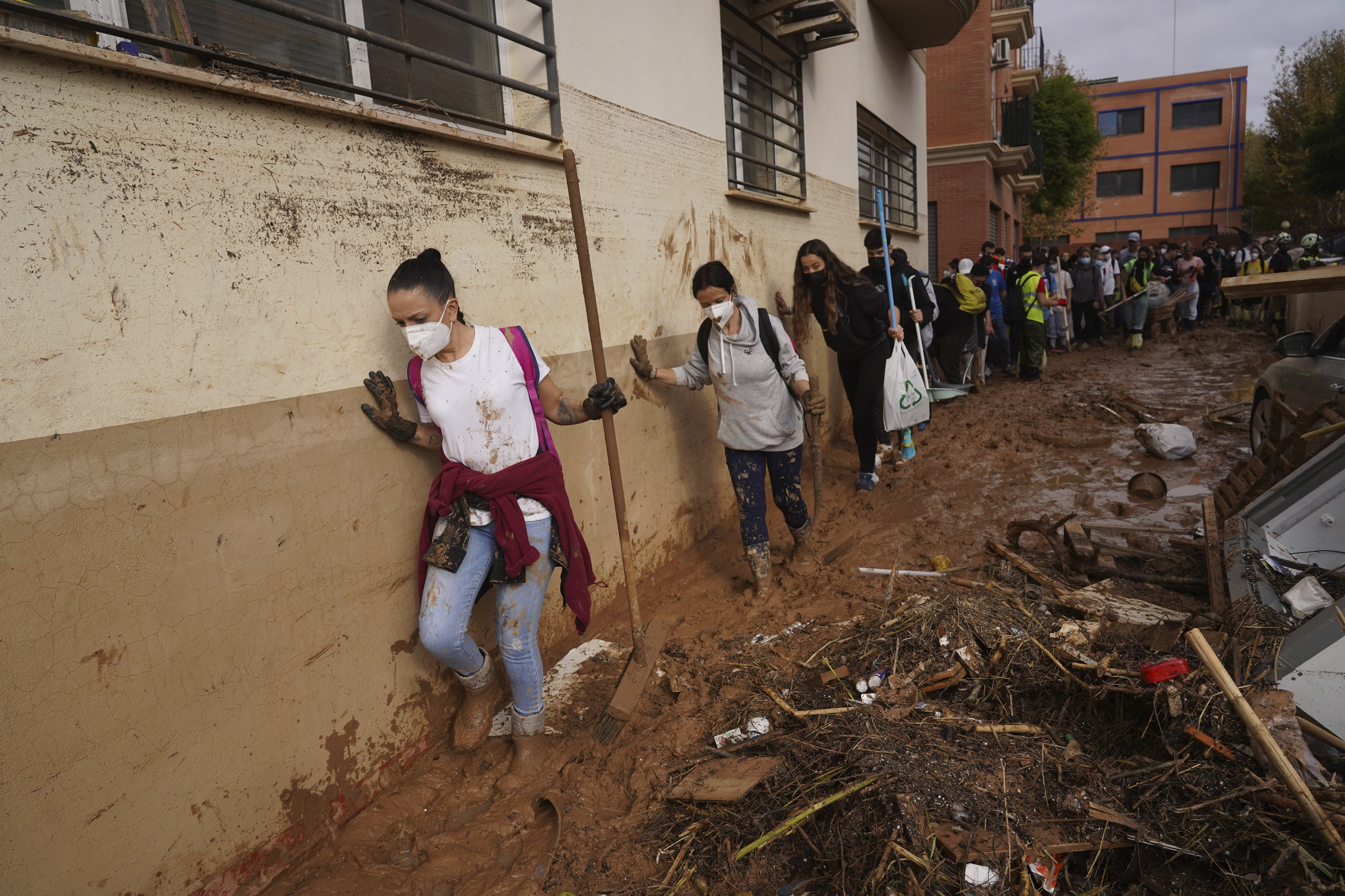 Spain's Government To Send 10,000 Soldiers And Police To Valencia Afte...