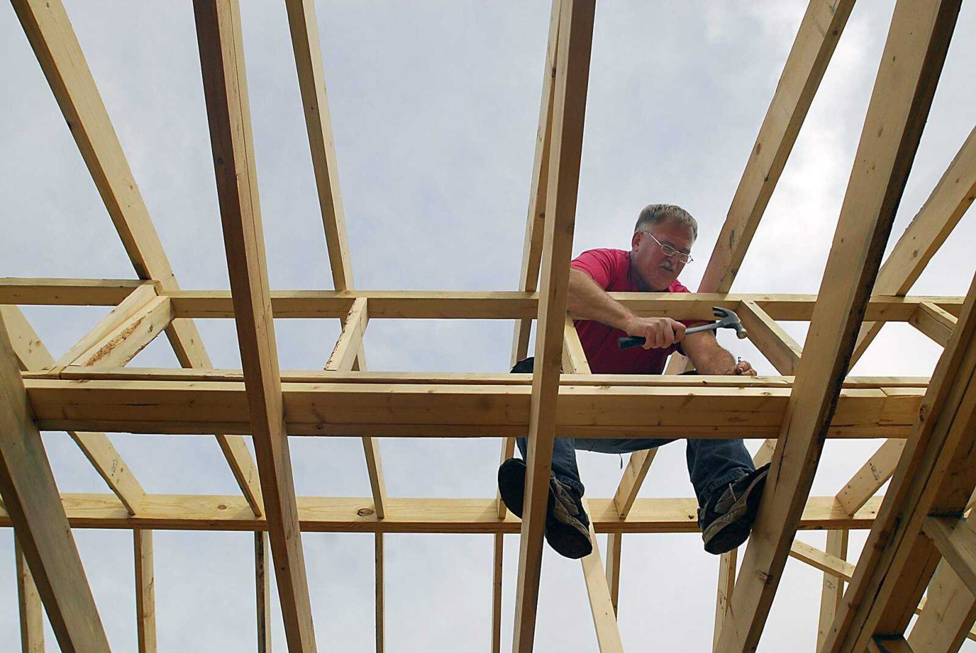 KIT DOYLE ~ kdoyle@semissourian.com
Dave Sanders secures rafters of the Habitat for Humanity home being built in the Alumni Center parking lot Friday, March 13, 2009, in Cape Girardeau.