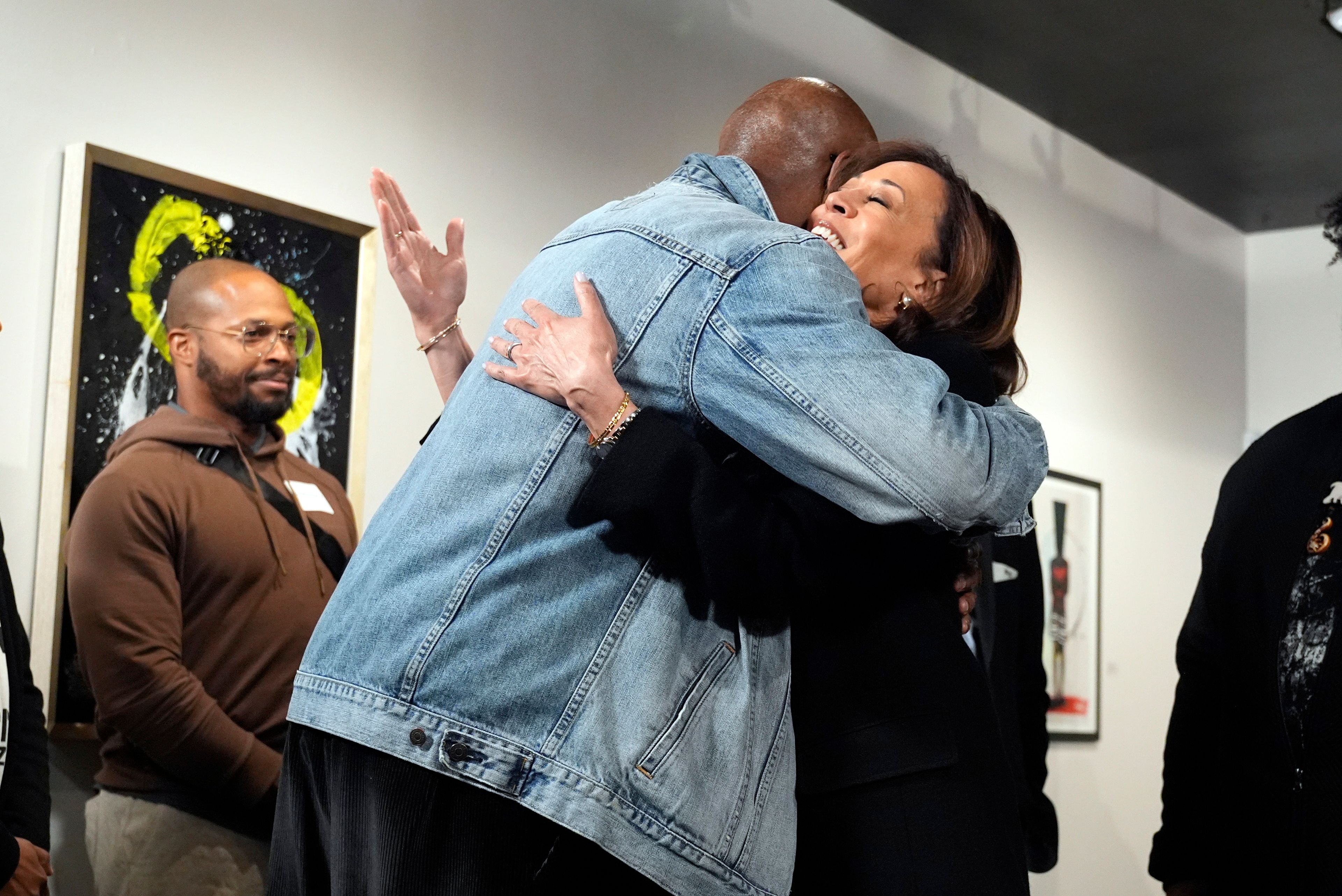 Democratic presidential nominee Vice President Kamala Harris hugs Delroy Lindo, left, at Norwest Gallery of Art in Detroit, Tuesday, Oct. 15, 2024. (AP Photo/Jacquelyn Martin)