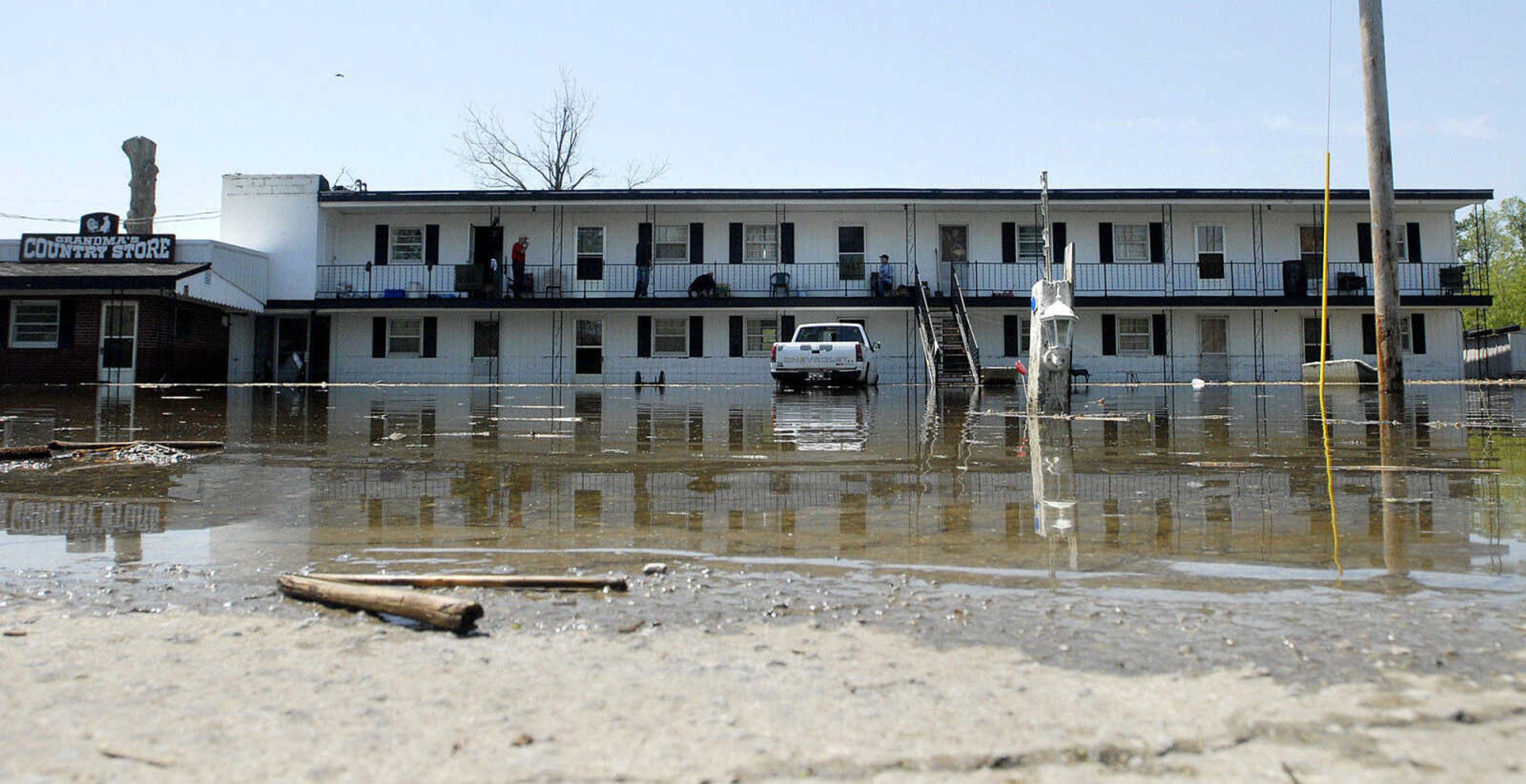 LAURA SIMON~lsimon@semissourian.com
Floodwaters in Olive Branch, Ill. have receded leaving behind debris of corn husks from nearby farmland.