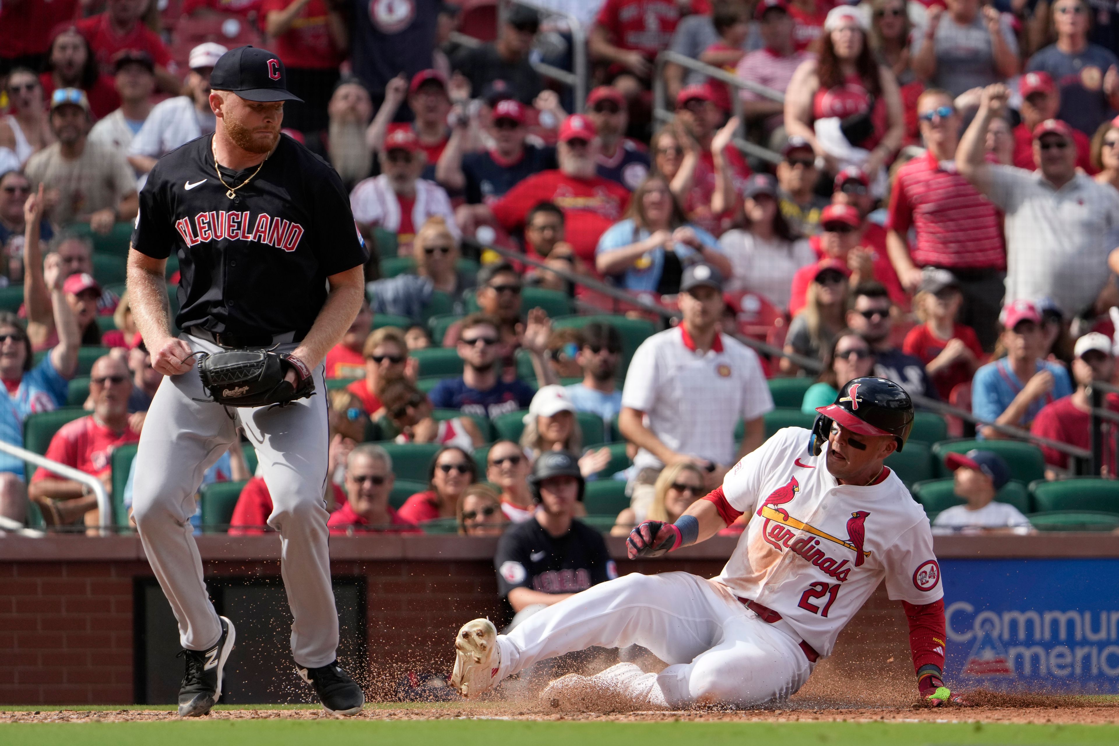 St. Louis Cardinals' Lars Nootbaar (21) scores on a wild pitch by Cleveland Guardians relief pitcher Andrew Walters, left, during the seventh inning of a baseball game Sunday, Sept. 22, 2024, in St. Louis. (AP Photo/Jeff Roberson)