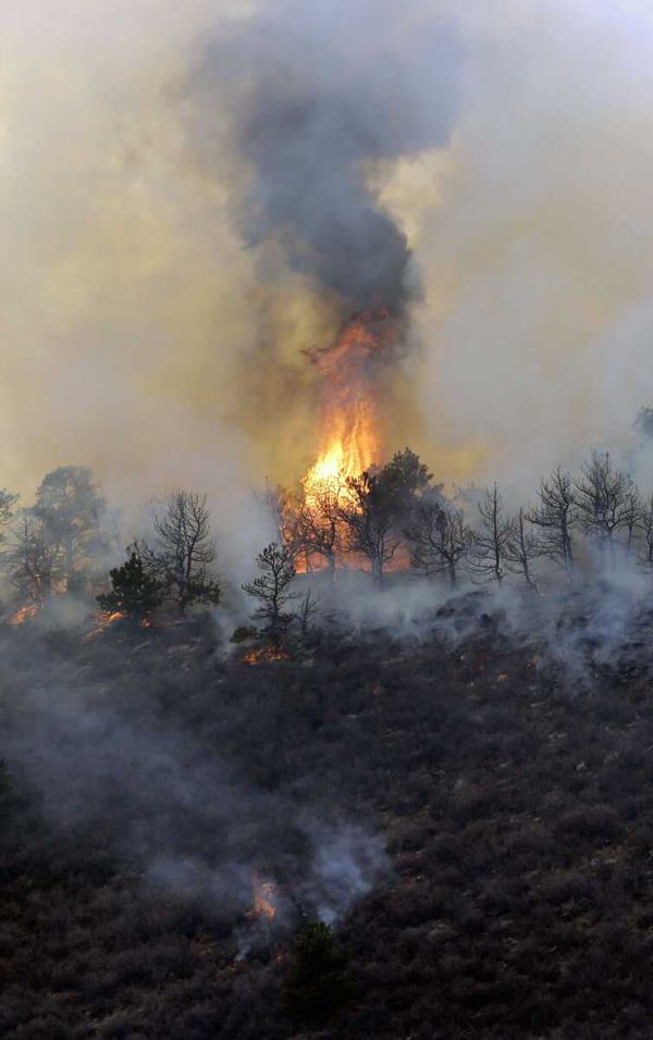 Erratic wildfire threatens homes in Colorado