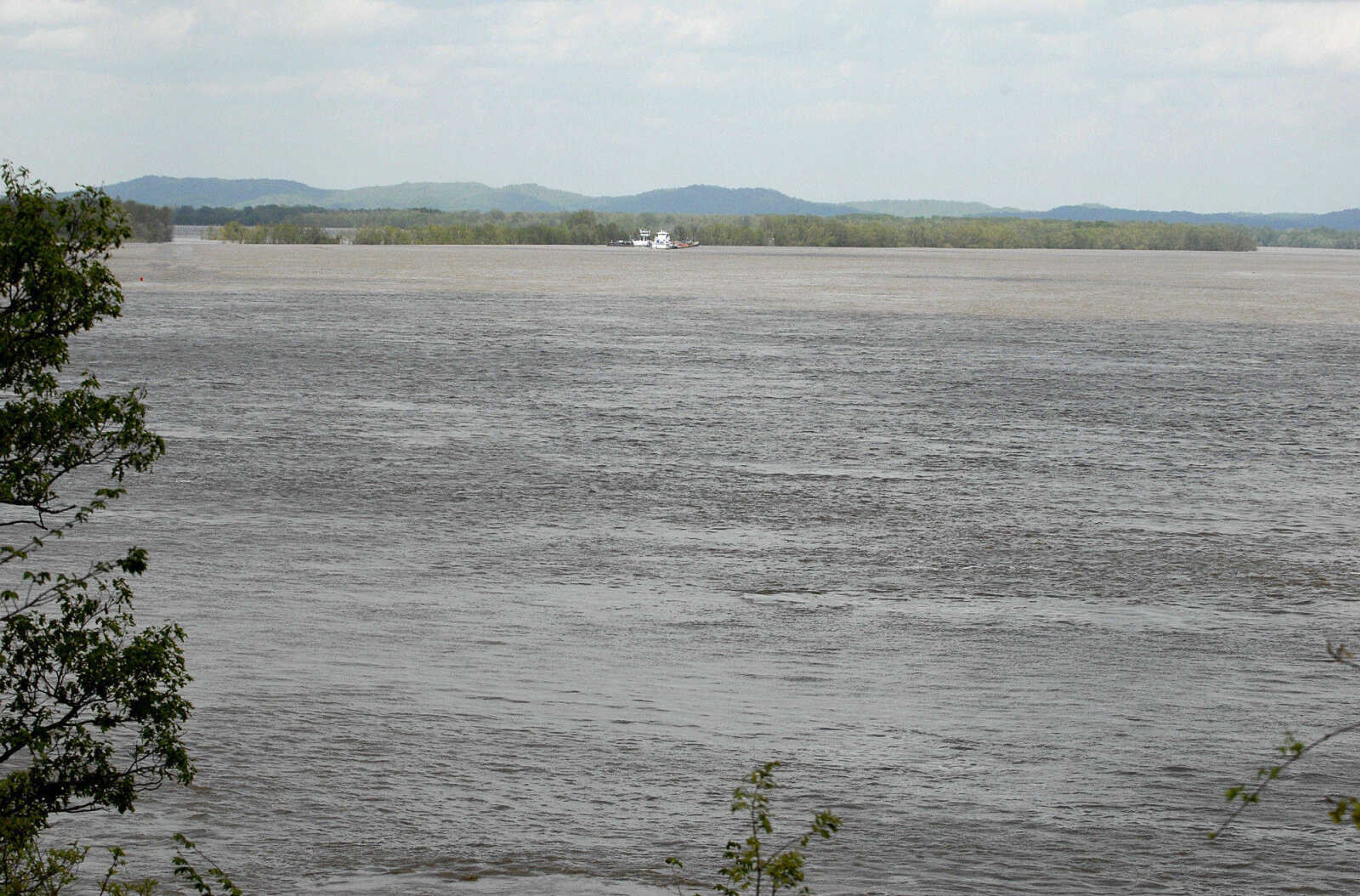 LAURA SIMON~lsimon@semissourian.com
Barges sit on the flooded Mississippi near River Cape Rock in Cape Girardeau Thursday, April 28, 2011.