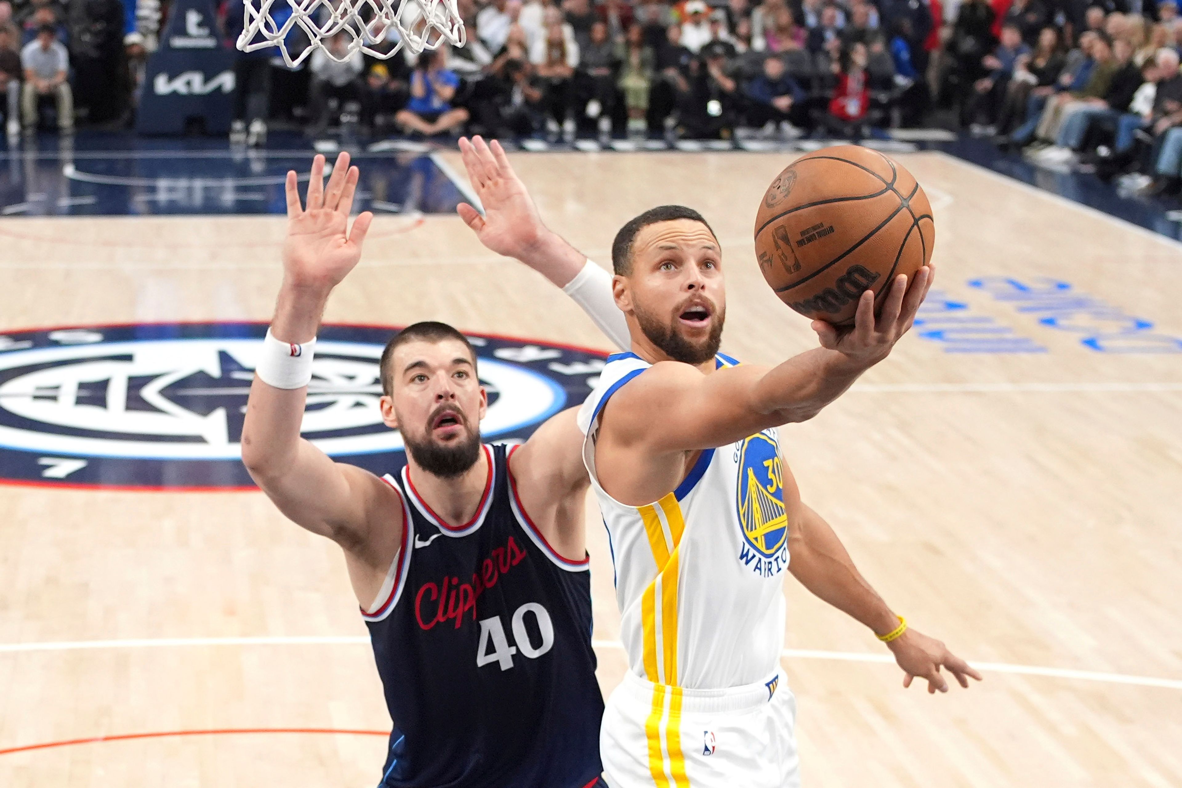 Golden State Warriors guard Stephen Curry, right, shoots as Los Angeles Clippers center Ivica Zubac defends during the second half of an NBA basketball game, Monday, Nov. 18, 2024, in Inglewood, Calif. (AP Photo/Mark J. Terrill)