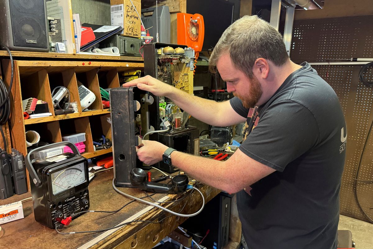 Vermont engineer revives pay phones for free calls in areas with poor ...