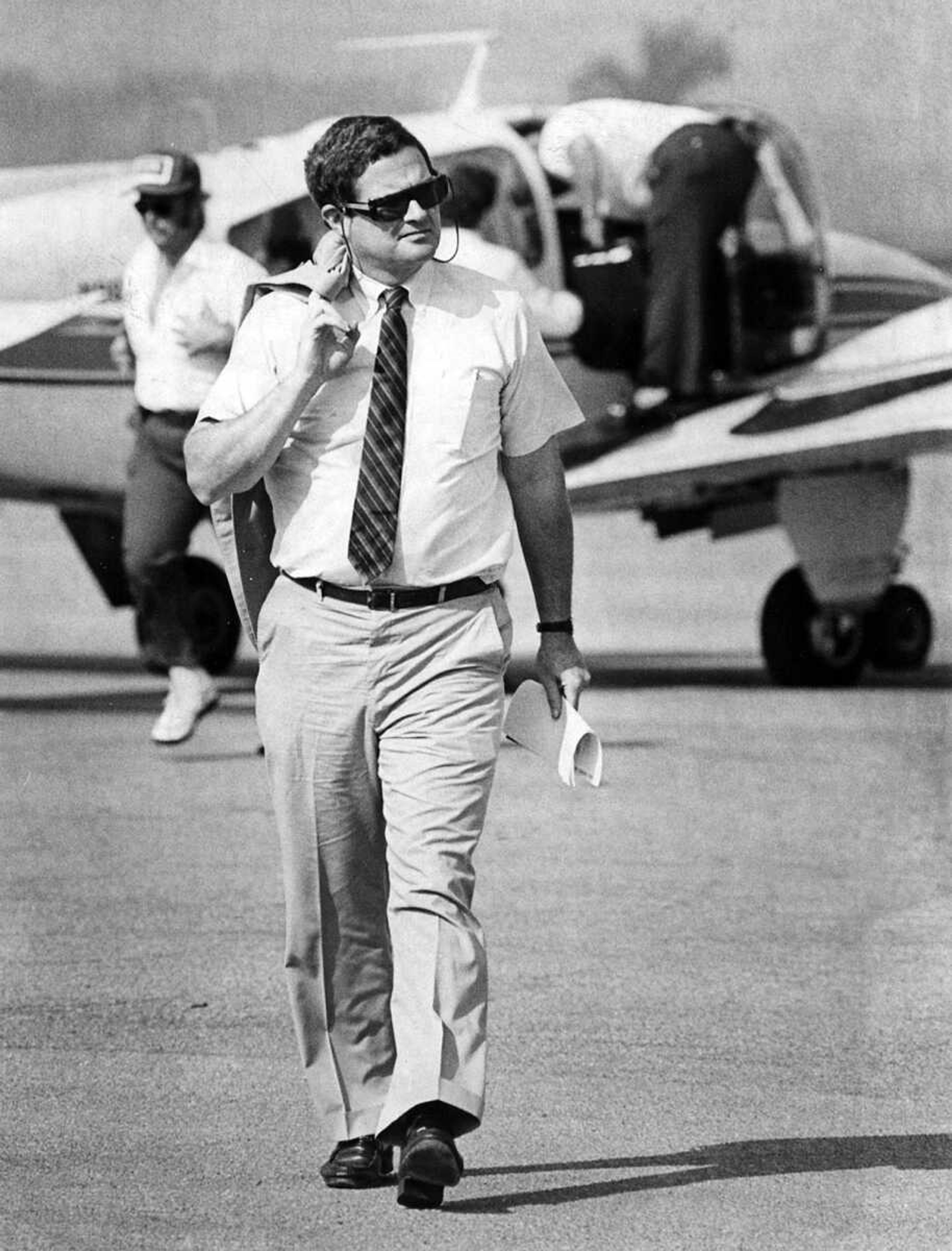 Christopher "Kit" Bond at Cape Girardeau Municipal Airport (July 23, 1986)