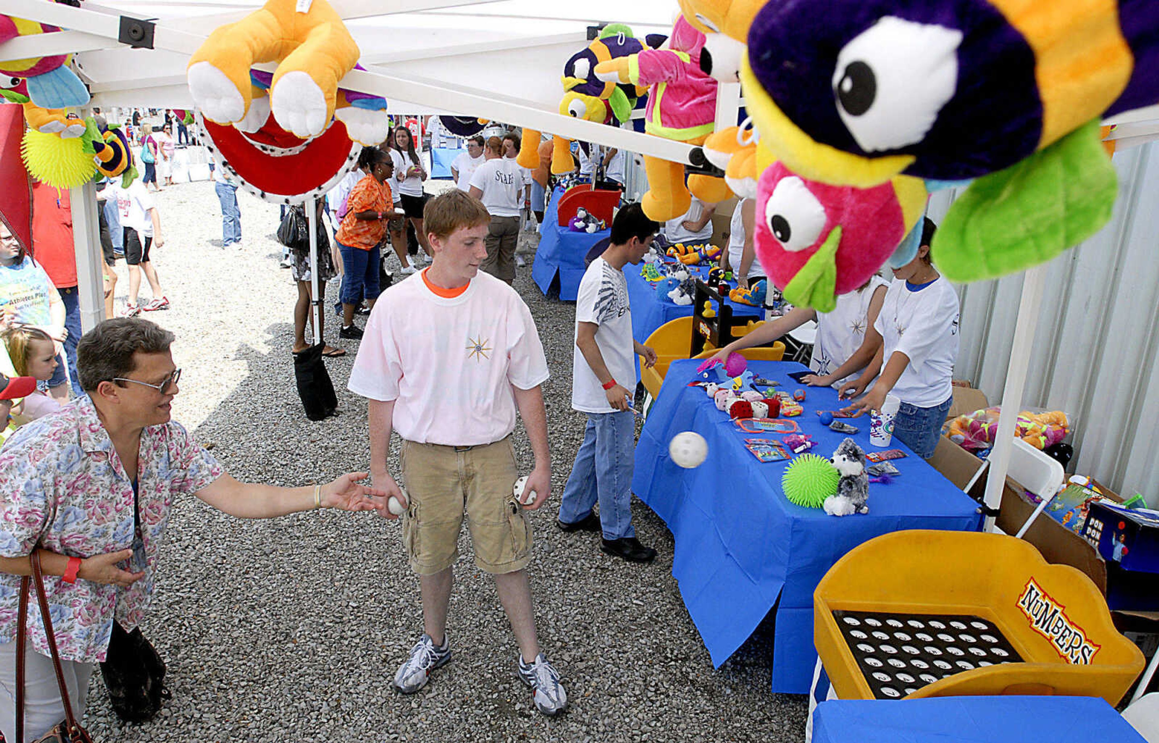 KIT DOYLE ~ kdoyle@semissourian.com
Marian Wunderlich tries her hand at a game Saturday, August 29, 2009, during the Procter & Gamble 40 Year Celebration at the Cape Girardeau Plant.