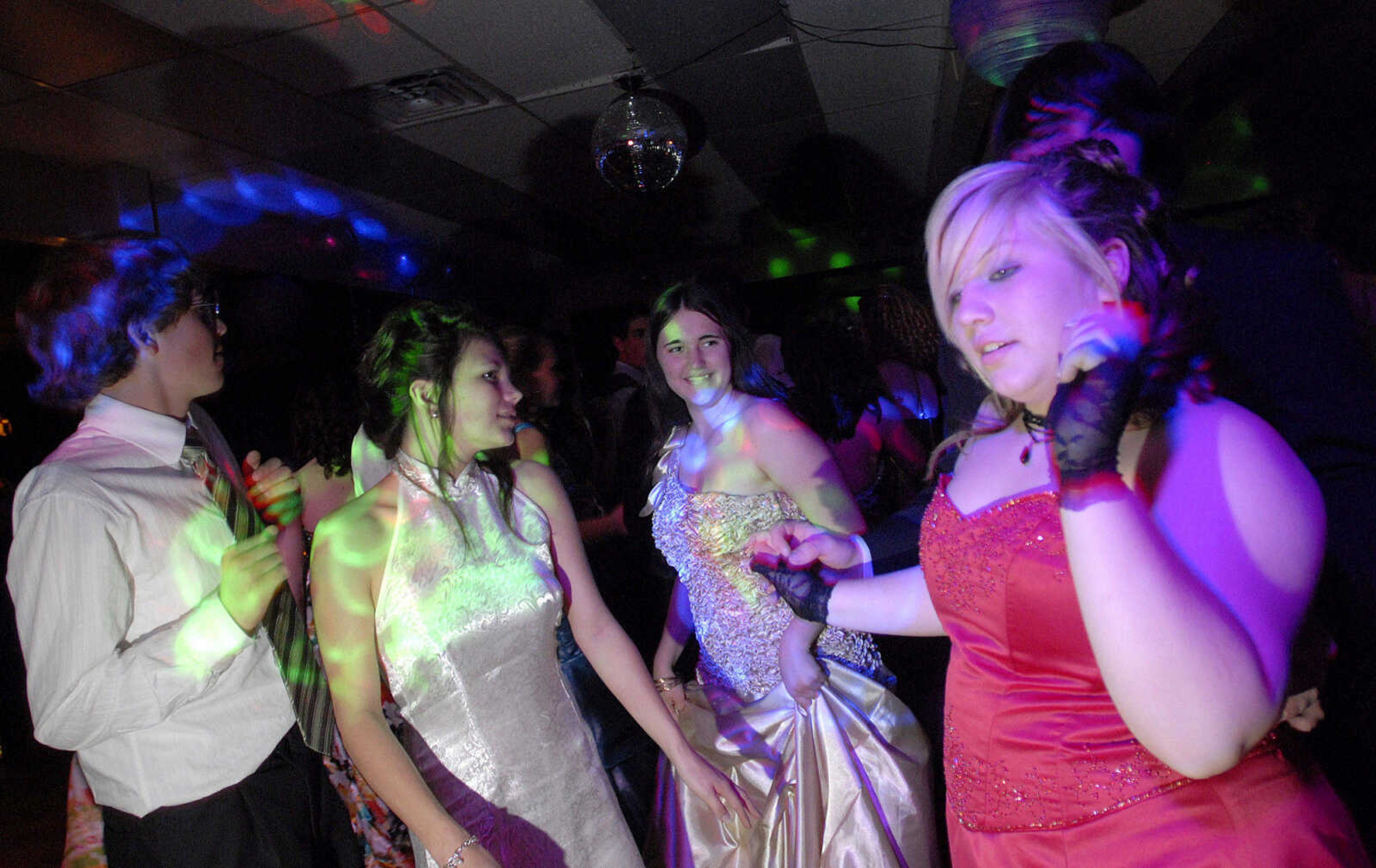 LAURA SIMON~lsimon@semissourian.com
Woodland High School Prom "A Night to Remember" at Dockside the Upper Deck in Cape Girardeau Saturday, April 10, 2010.