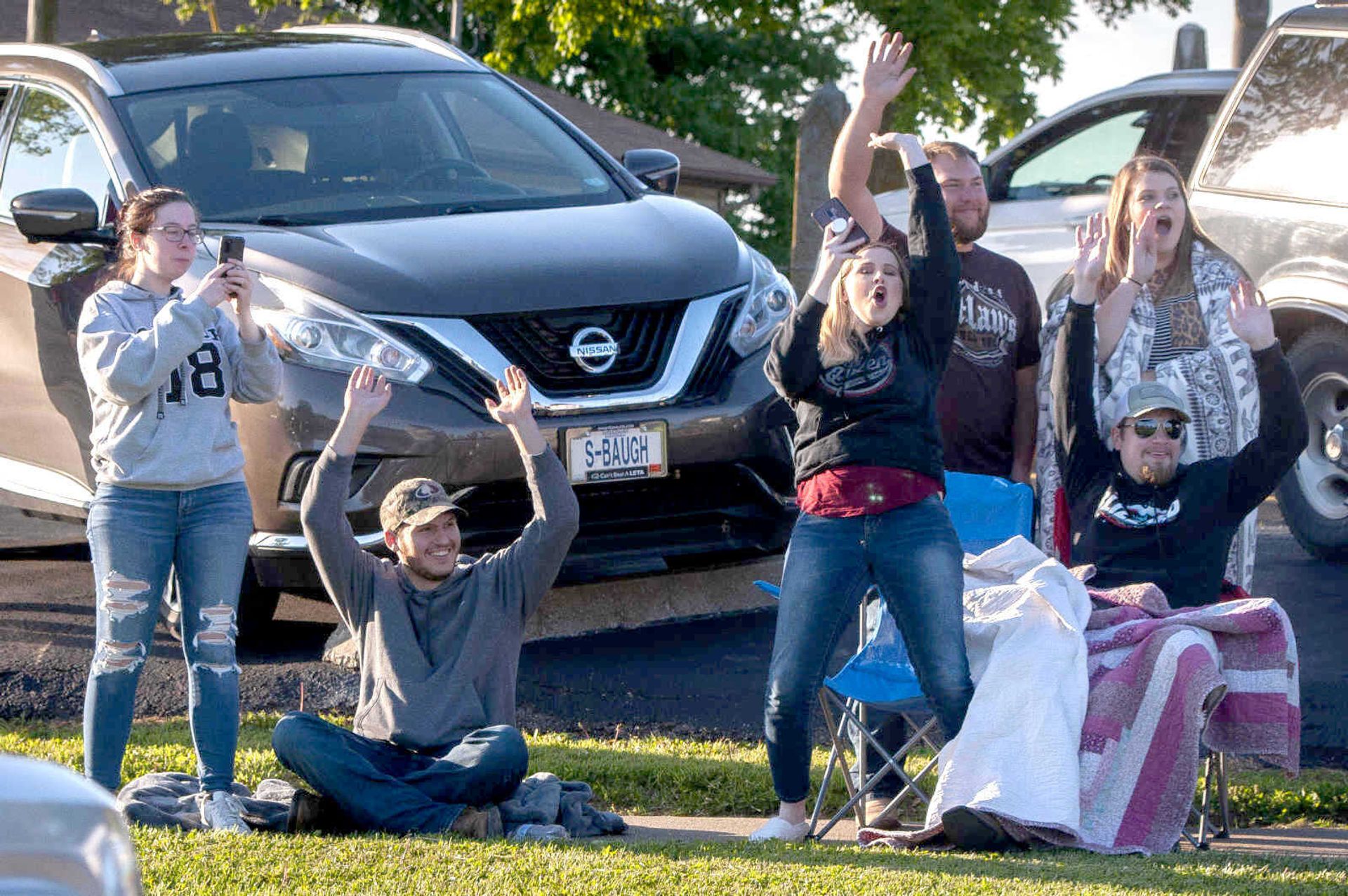 Waving goodbye Oak Ridge seniors hold parade