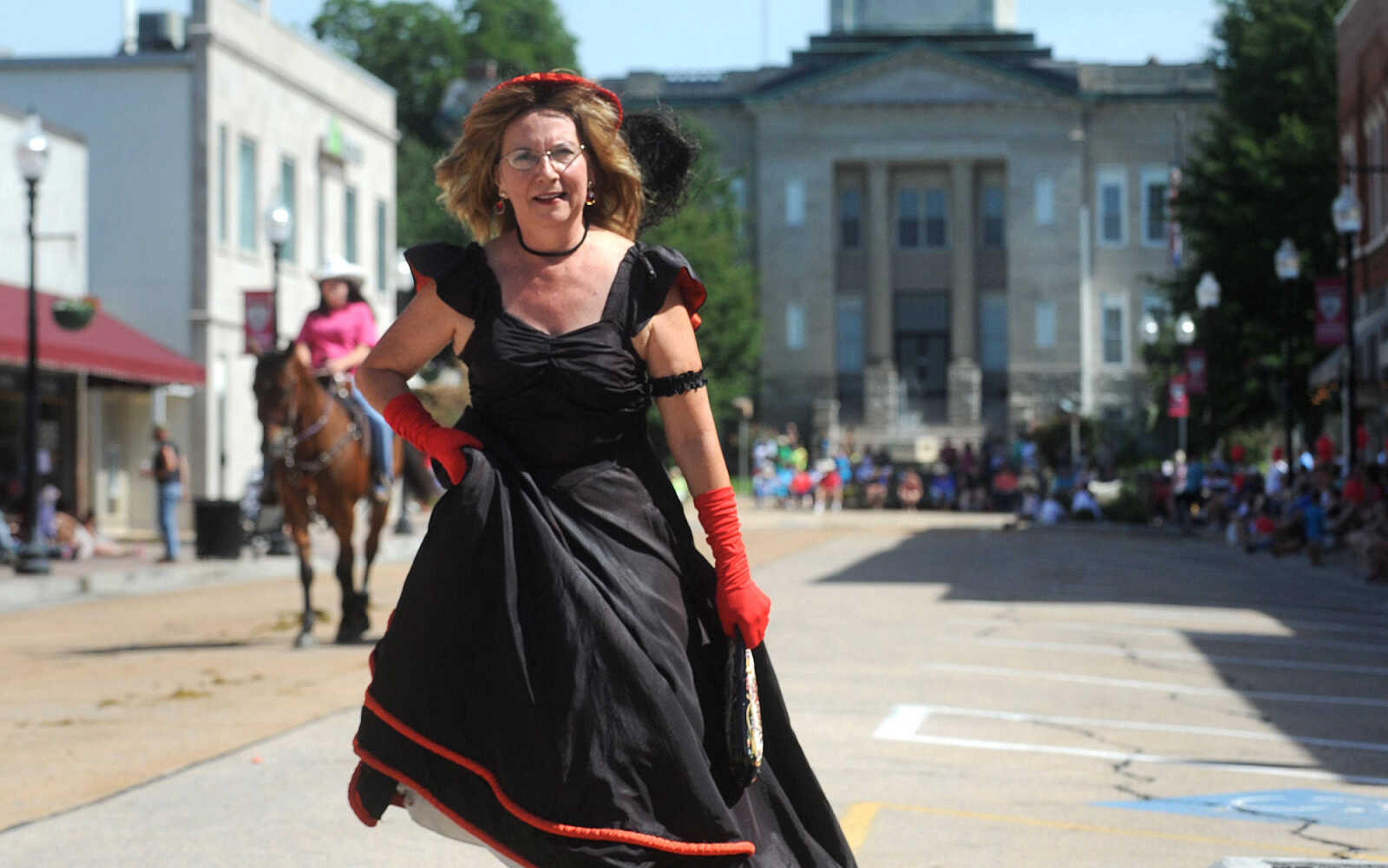 LAURA SIMON ~ lsimon@semissourian.com


People line the sidewalks as old-time horse drawn carriages head down High Street in Jackson, Saturday, July 5, 2014, during the Bicentennial Wagon Trail Parade.