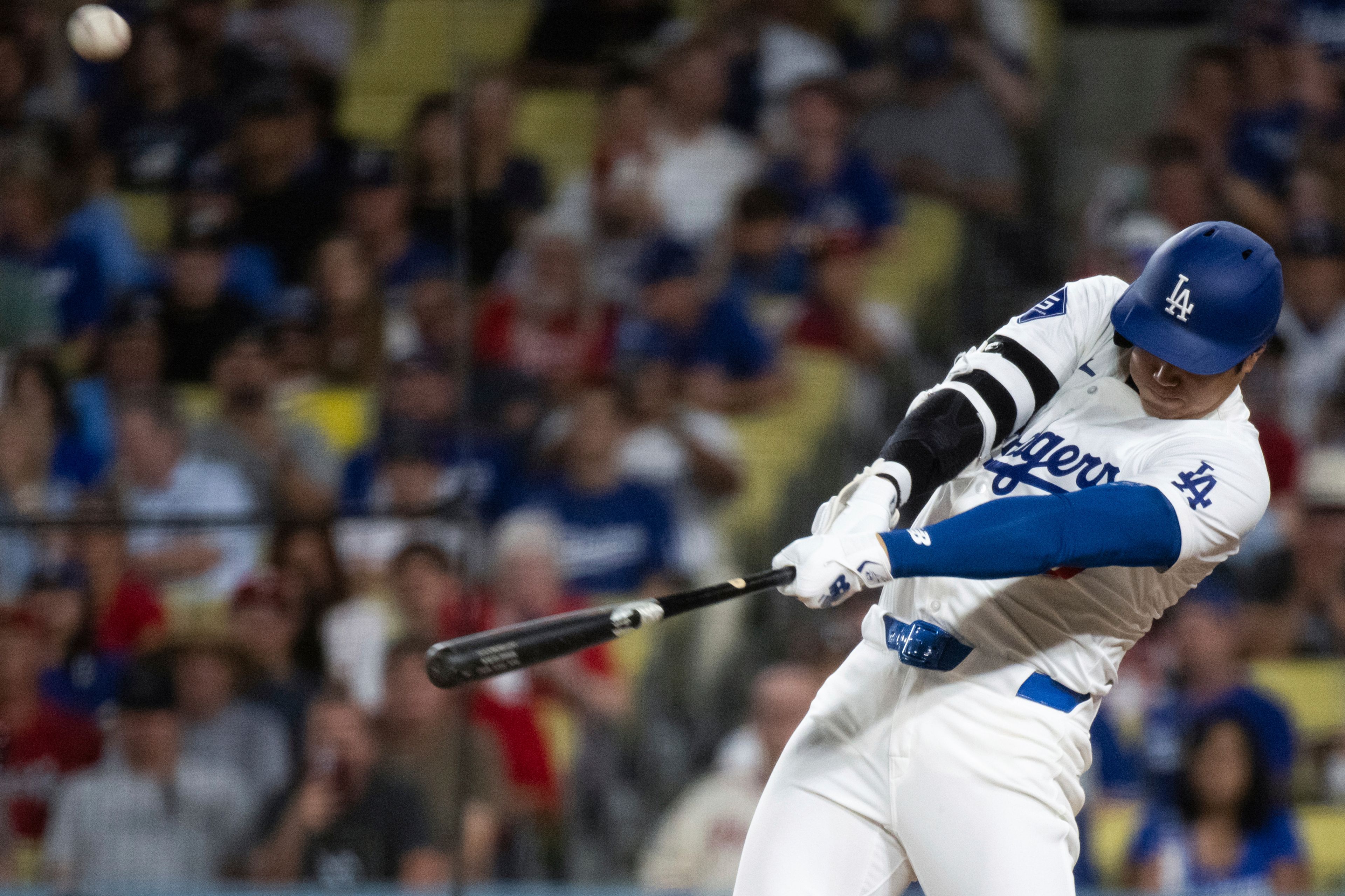 Los Angeles Dodgers' Shohei Ohtani hits a solo home run during the eighth inning of a baseball game against the Philadelphia Phillies in Los Angeles, Monday, Aug. 5, 2024. (AP Photo/Kyusung Gong)