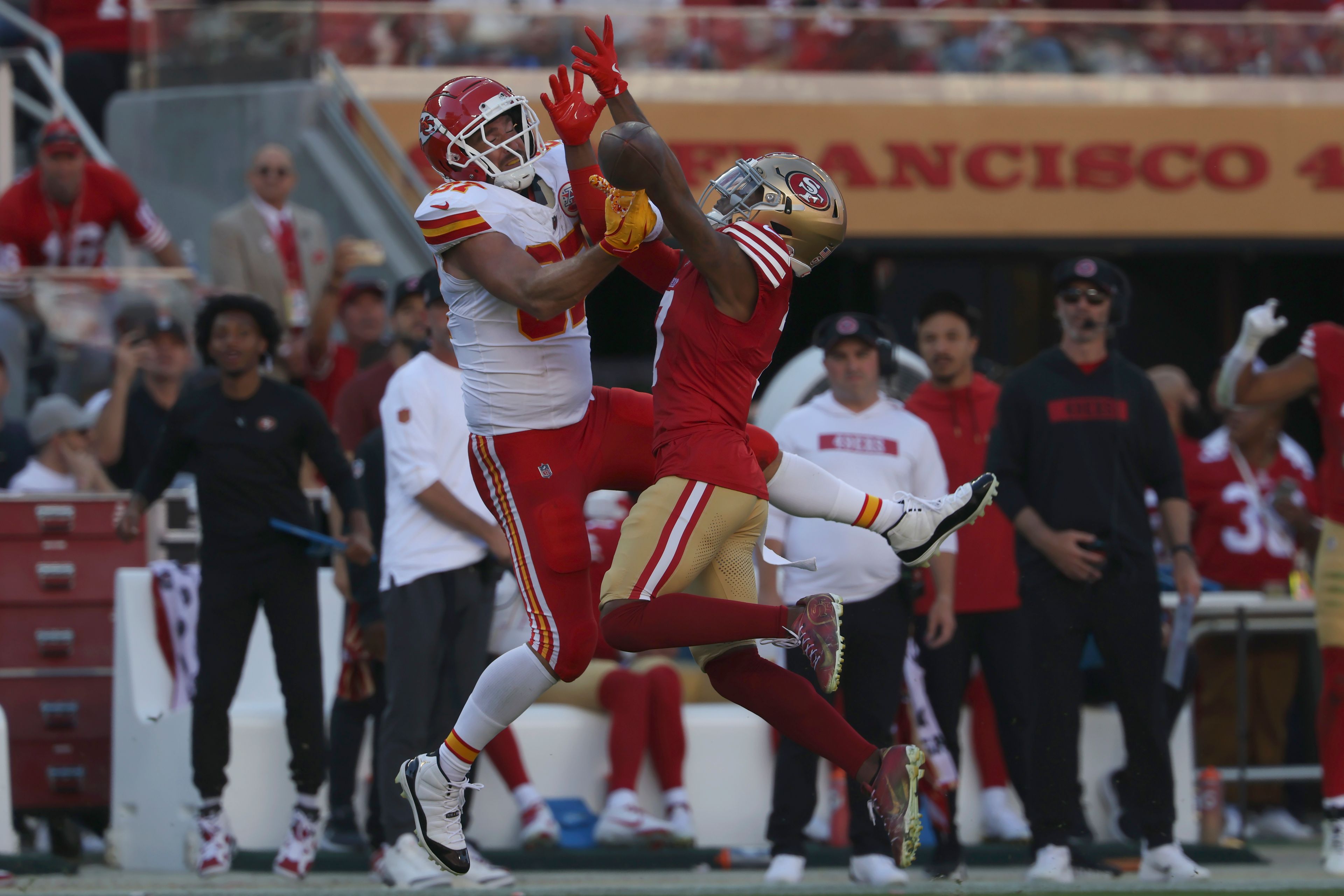 Kansas City Chiefs tight end Travis Kelce, left, cannot catch a pass while being defended by San Francisco 49ers cornerback Charvarius Ward during the second half of an NFL football game in Santa Clara, Calif., Sunday, Oct. 20, 2024. (AP Photo/Jed Jacobsohn)