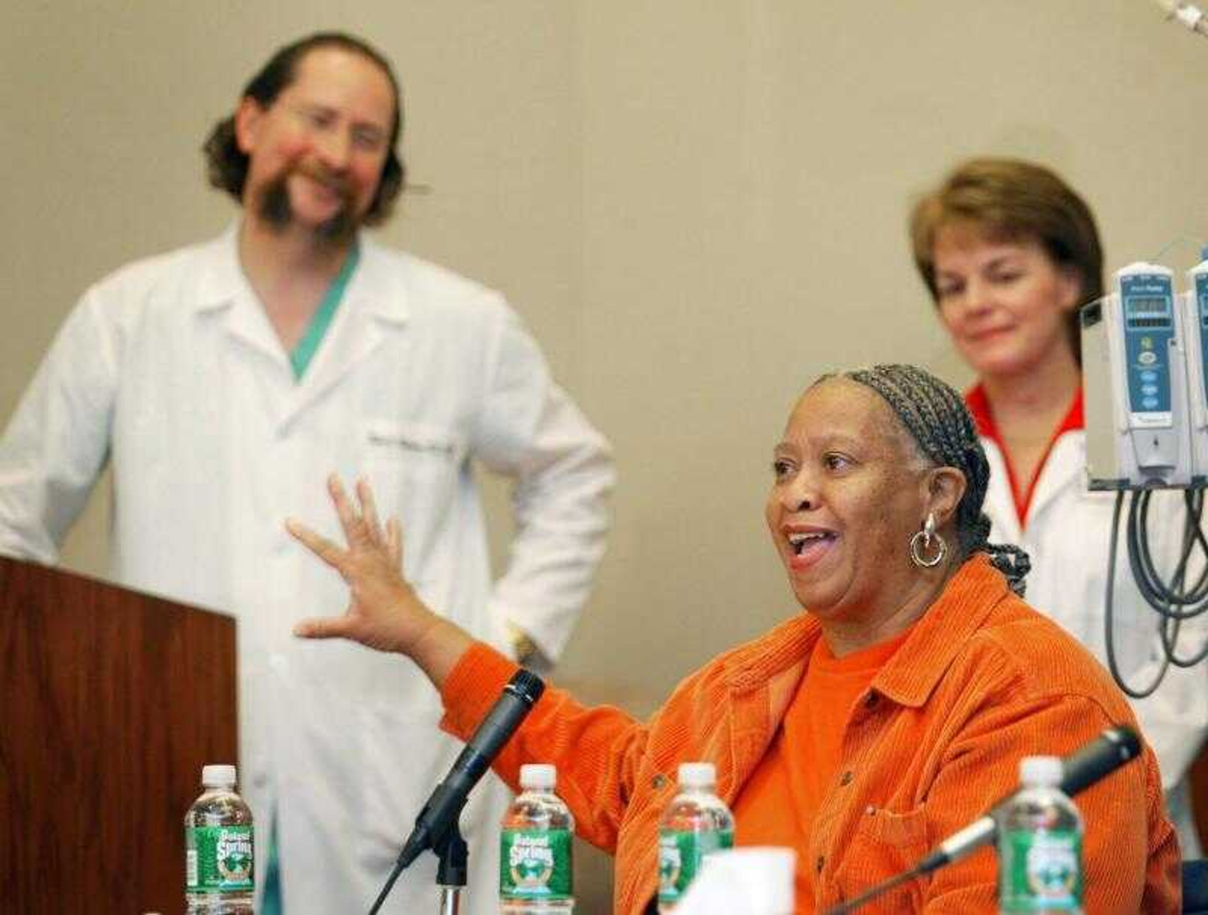 Kidney recipient Sheila Thornton thanks Johns Hopkins Hospital and transplant surgeon Robert Montgomery, left, Monday, Nov. 20, 2006 at Johns Hopkins Hospital in Baltimore. It took 12 surgeons, six operating rooms and five donors to pull it off, but five desperate strangers simultaneously received new organs in what hospital officials Monday described as the first-ever quintuple kidney transplant.   (AP Photo / Matt Houston)