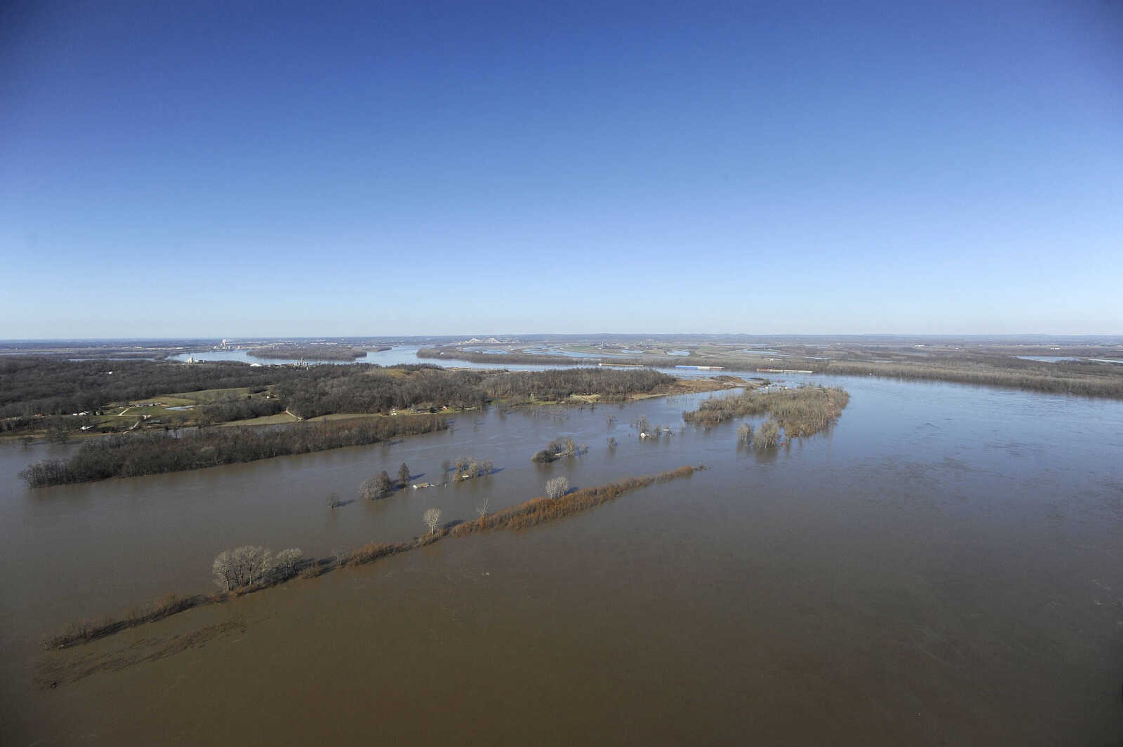 LAURA SIMON ~ lsimon@semissourian.com

The swollen Mississippi River is seen at Scott City, Saturday, Jan. 2, 2016.