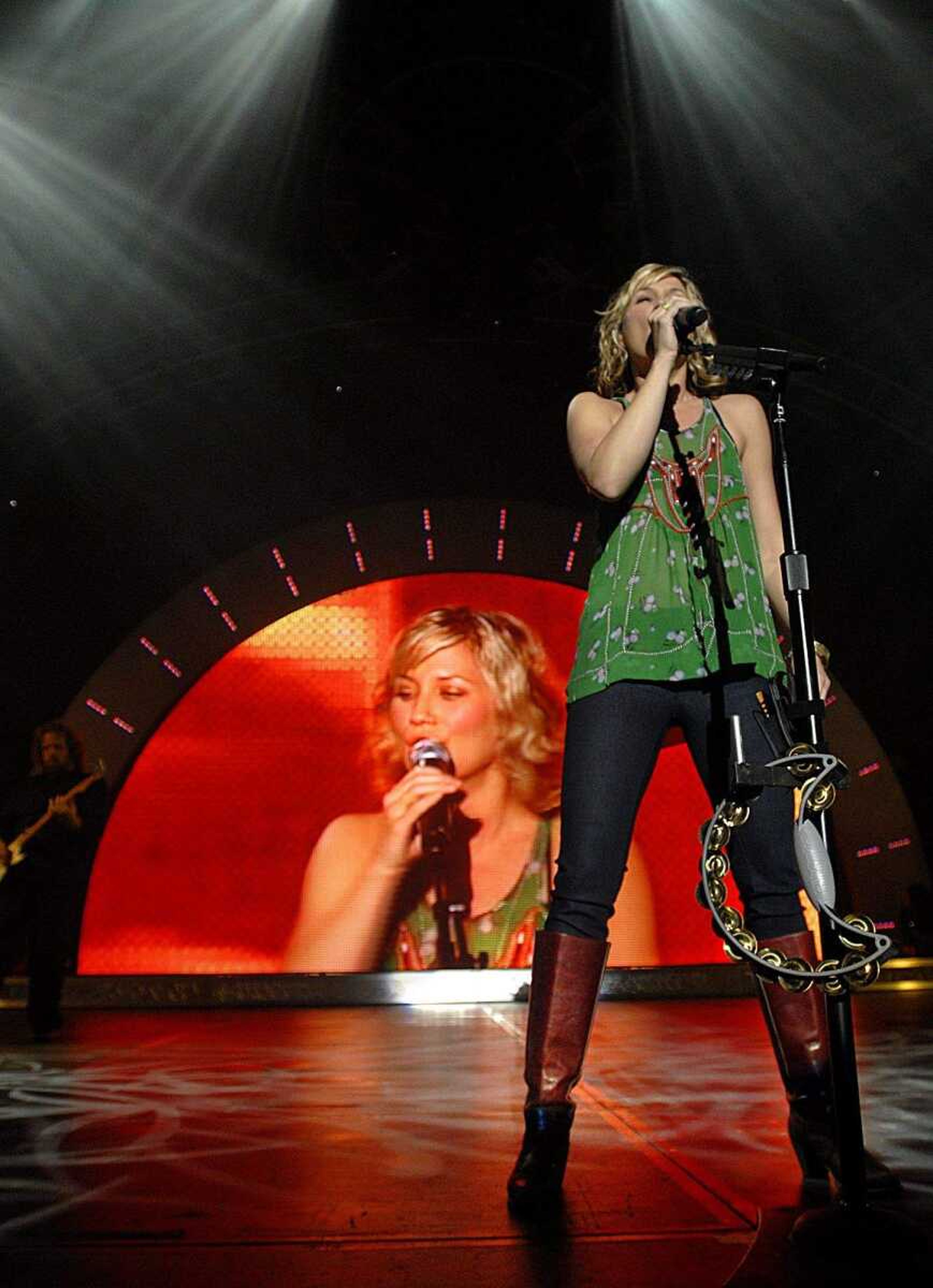 AARON EISENHAUER ~ aeisenhauer@semissourian.com
Jennifer Nettles of Sugarland performs.