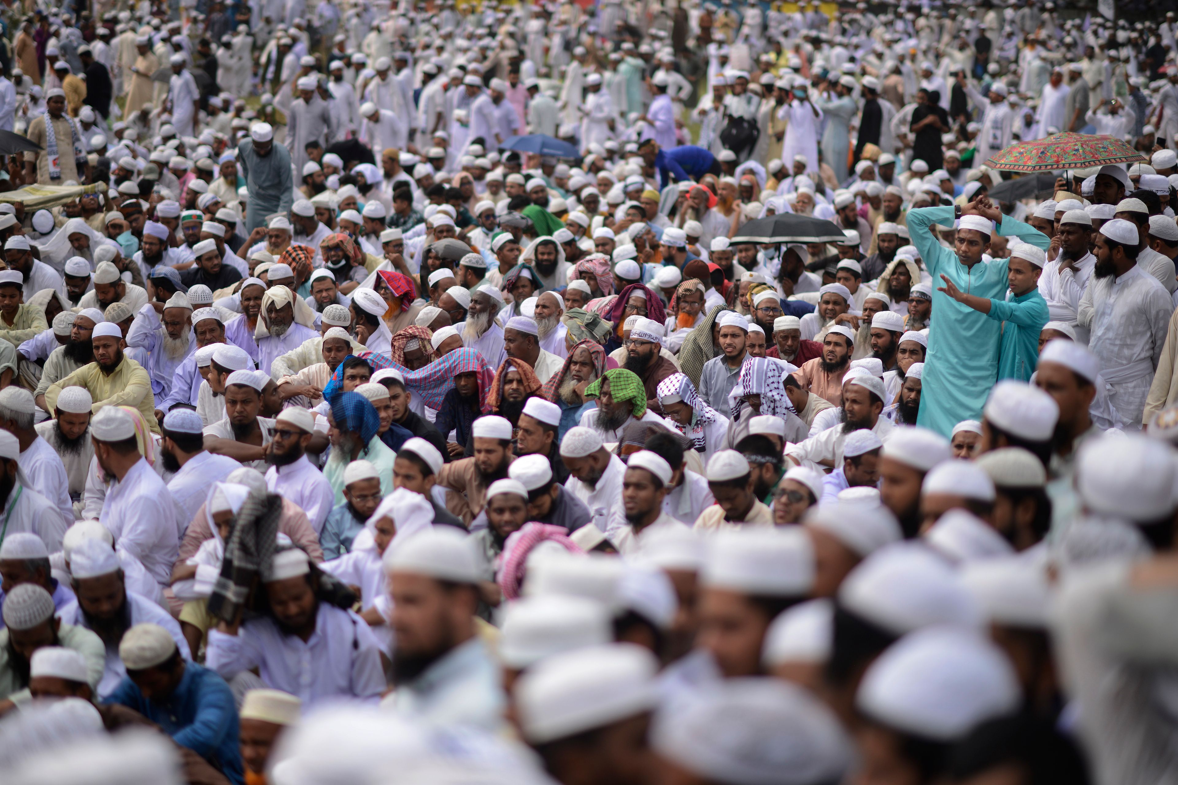 Thousands of Tabliq Jamaat members attend a rally to show their strength and demand that Islamic education is introduced in all stages along with other demands, in Dhaka, Bangladesh, Tuesday, Nov. 5, 2024 . (AP Photo/Mahmud Hossain Opu)