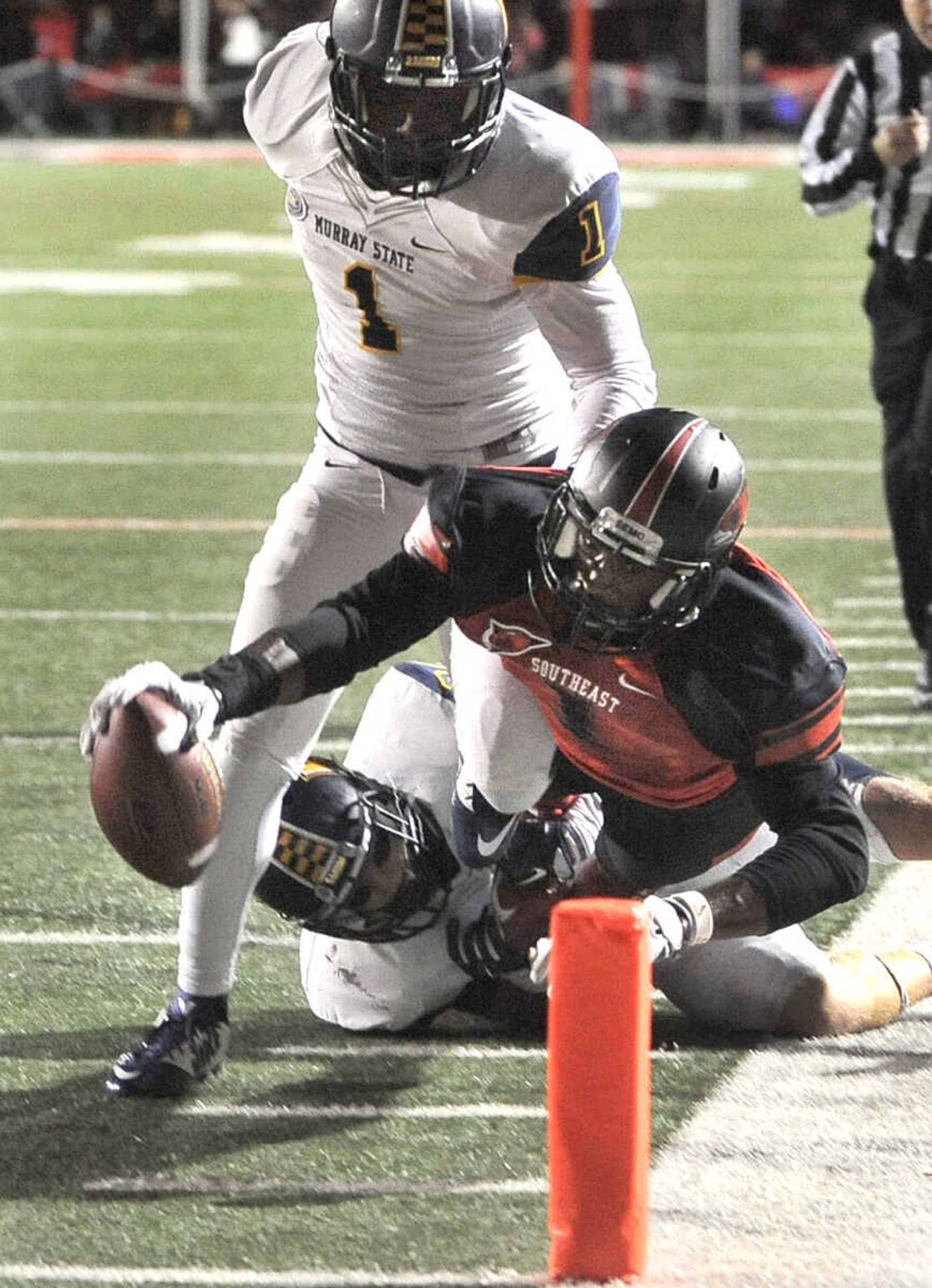 Southeast Missouri State's Paul McRoberts scores on a 24-yard pass from Dante Vandeven as Murray State's Shaw Samuels-Connell looks on during the second quarter Saturday, Oct. 3, 2015 at Houck Stadium. (Fred Lynch)