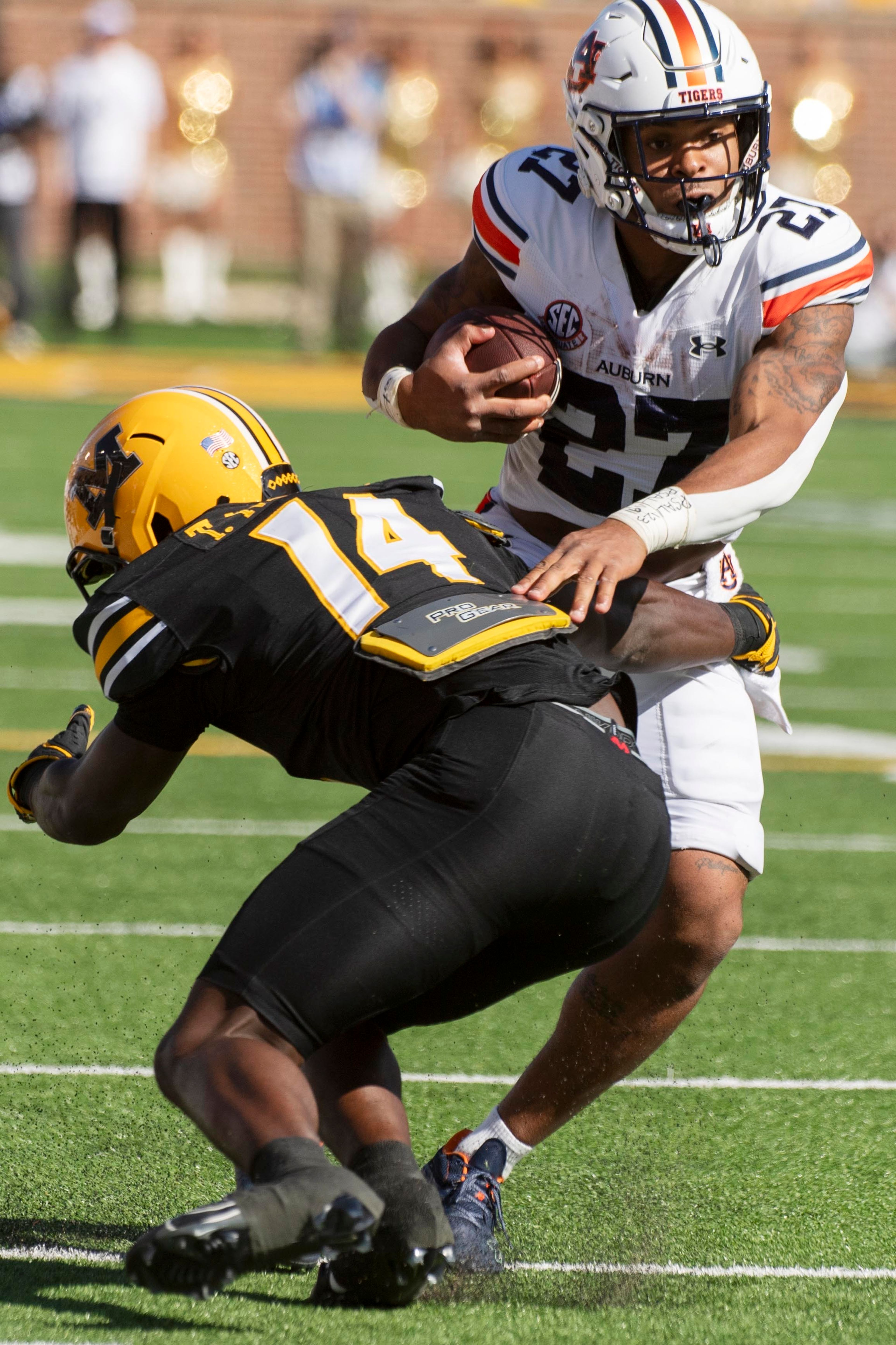 Auburn running back Jarquez Hunter, right, runs past Missouri linebacker Triston Newson during the first half of an NCAA college football game Saturday, Oct. 19, 2024, in Columbia, Mo. (AP Photo/L.G. Patterson)