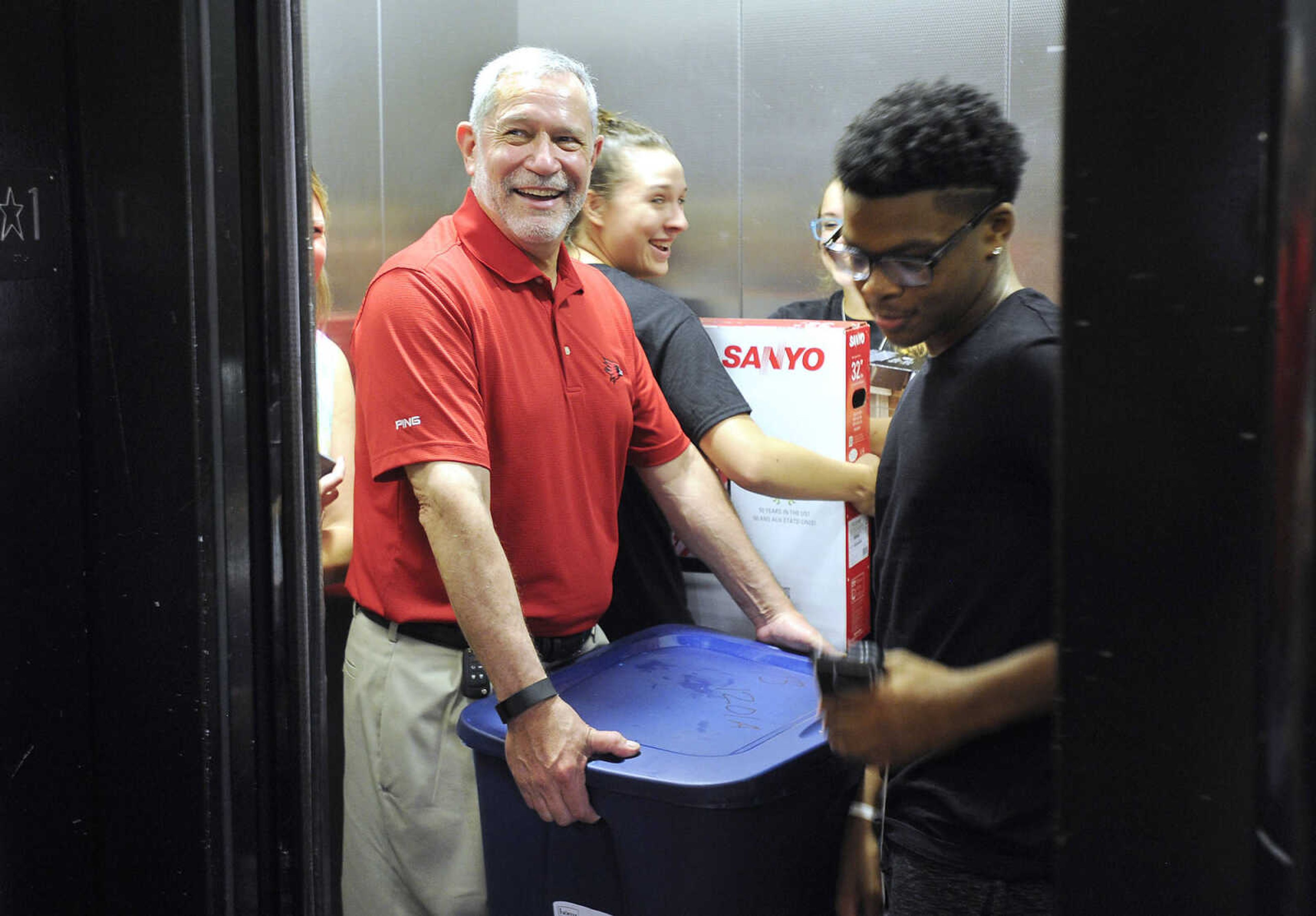 FRED LYNCH ~ flynch@semissourian.com
Southeast Missouri State University president Carlos Vargas-Aburto assists students Thursday, Aug. 18, 2016 as they move in at Towers Complex.