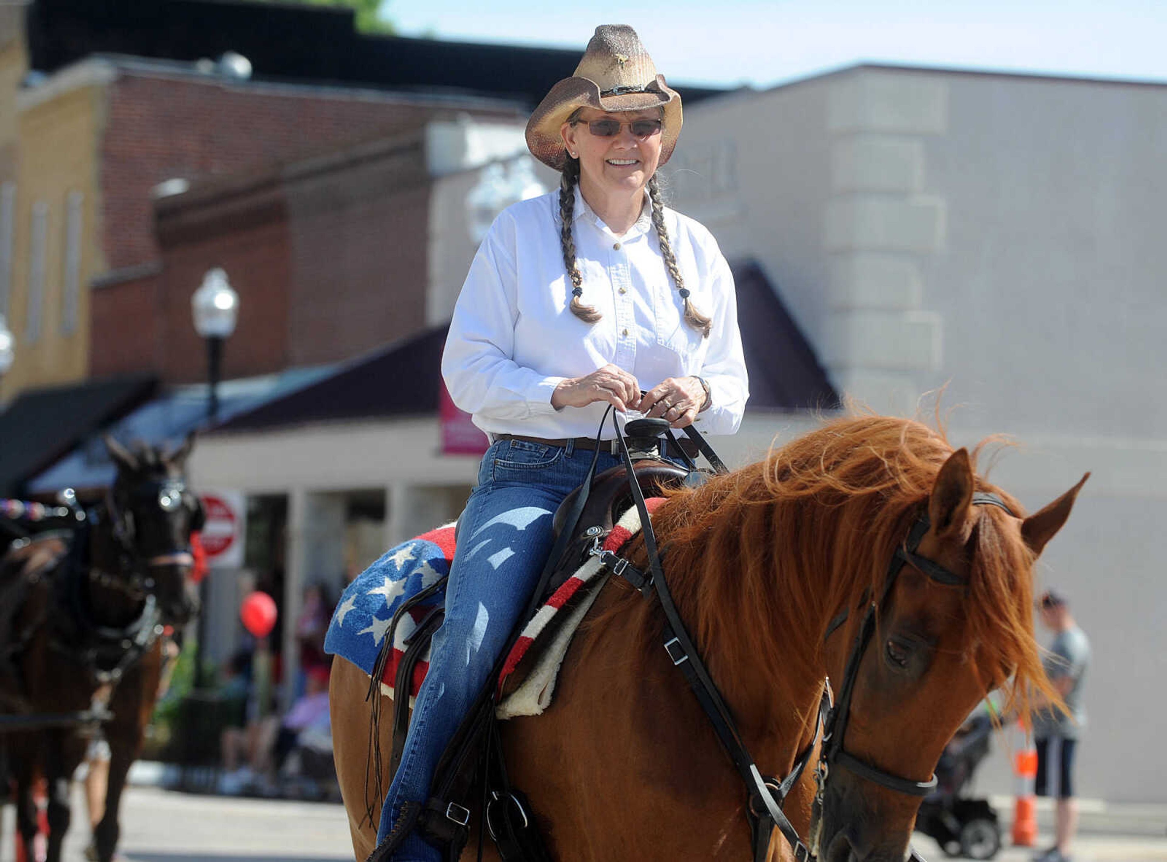 LAURA SIMON ~ lsimon@semissourian.com


People line the sidewalks as old-time horse drawn carriages head down High Street in Jackson, Saturday, July 5, 2014, during the Bicentennial Wagon Trail Parade.