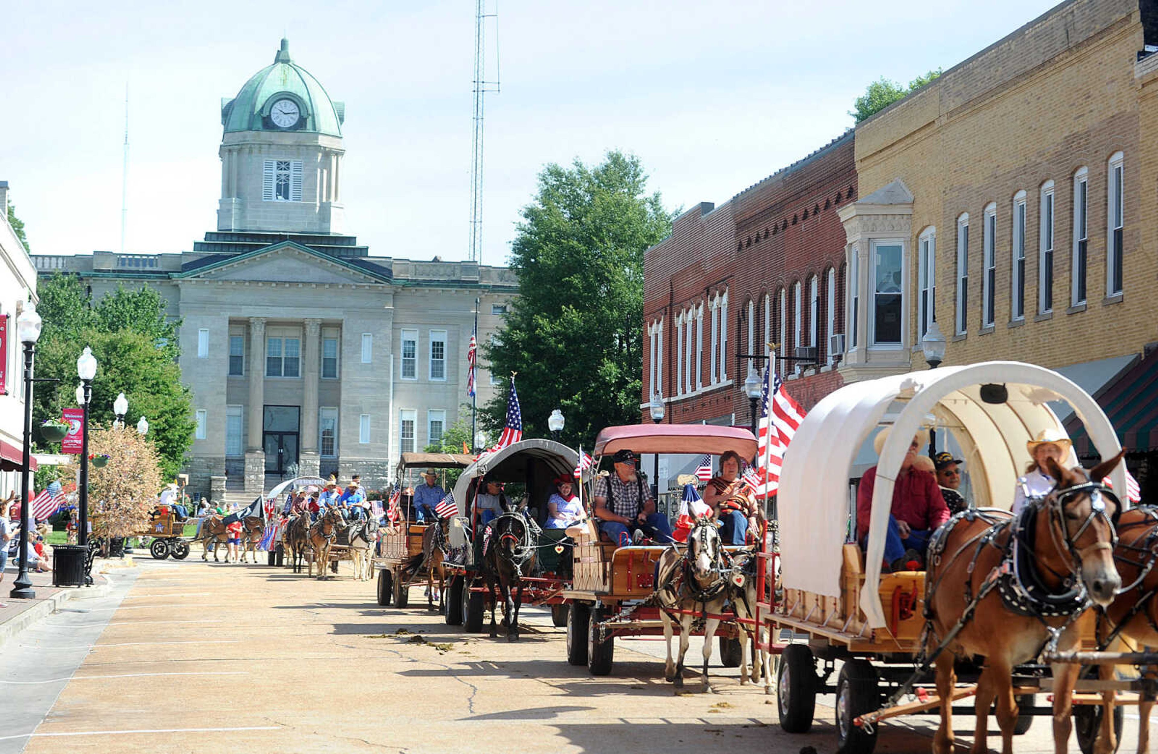 LAURA SIMON ~ lsimon@semissourian.com


People line the sidewalks as old-time horse drawn carriages head down High Street in Jackson, Saturday, July 5, 2014, during the Bicentennial Wagon Trail Parade.