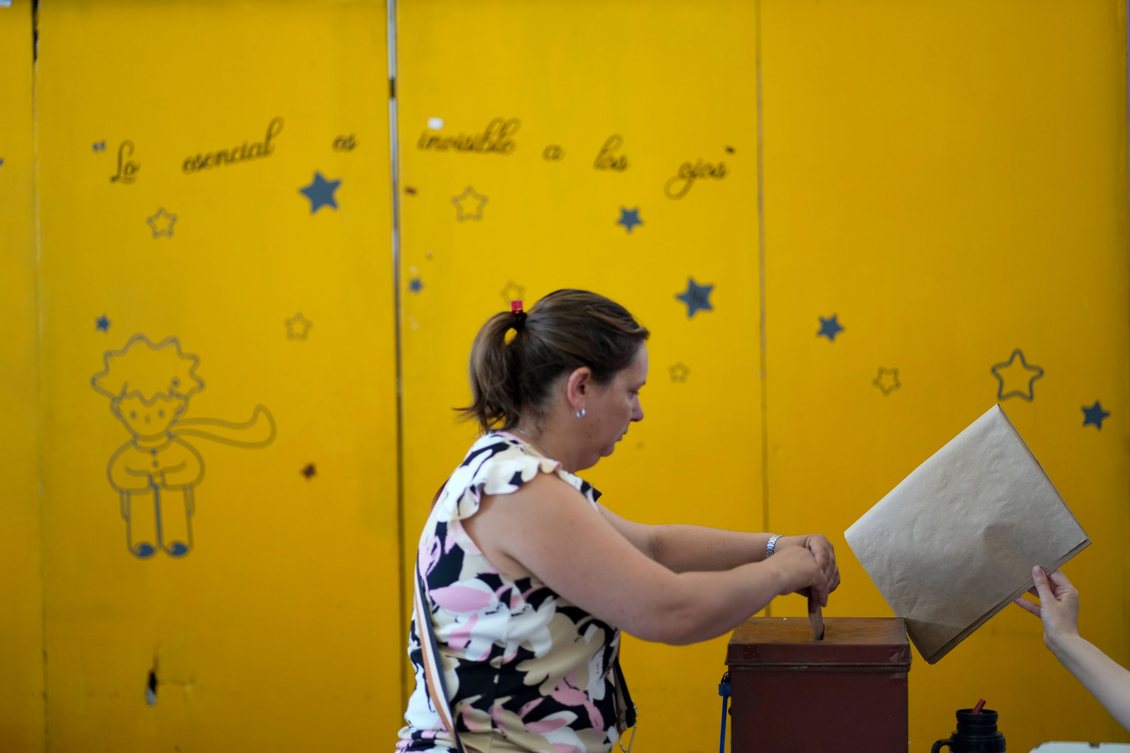 A woman votes in the presidential run-off election in Canelones, Uruguay, Sunday, Nov. 24, 2024. (AP Photo/Matilde Campodonico)